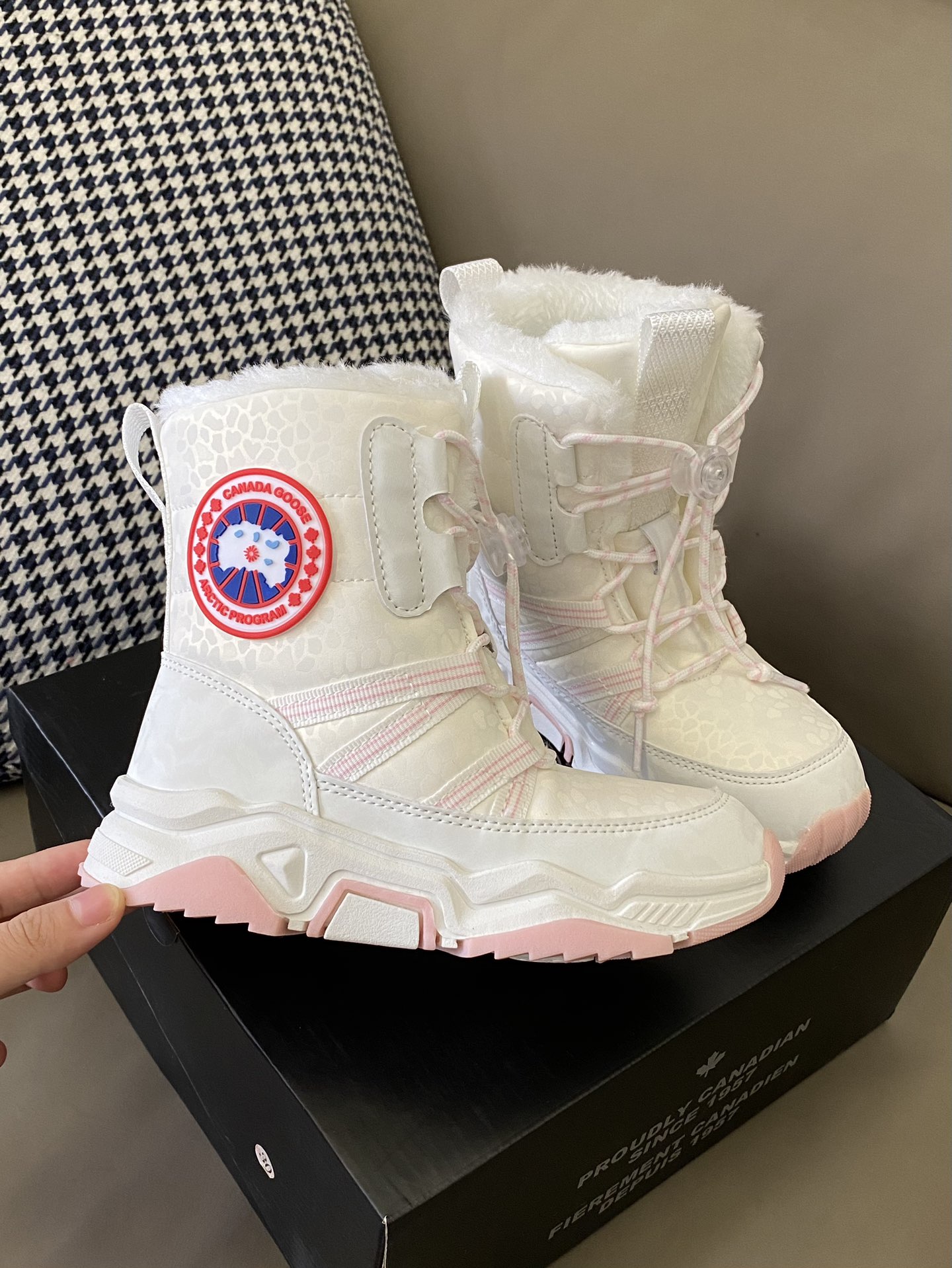 原图直出🌟 高帮设计防水防滑🤩超厚的内衬羊羔绒保证脚步温暖😻即使在零下的北方也不怕冻脚啦🫣松紧设计方便宝贝自己穿-选品中心