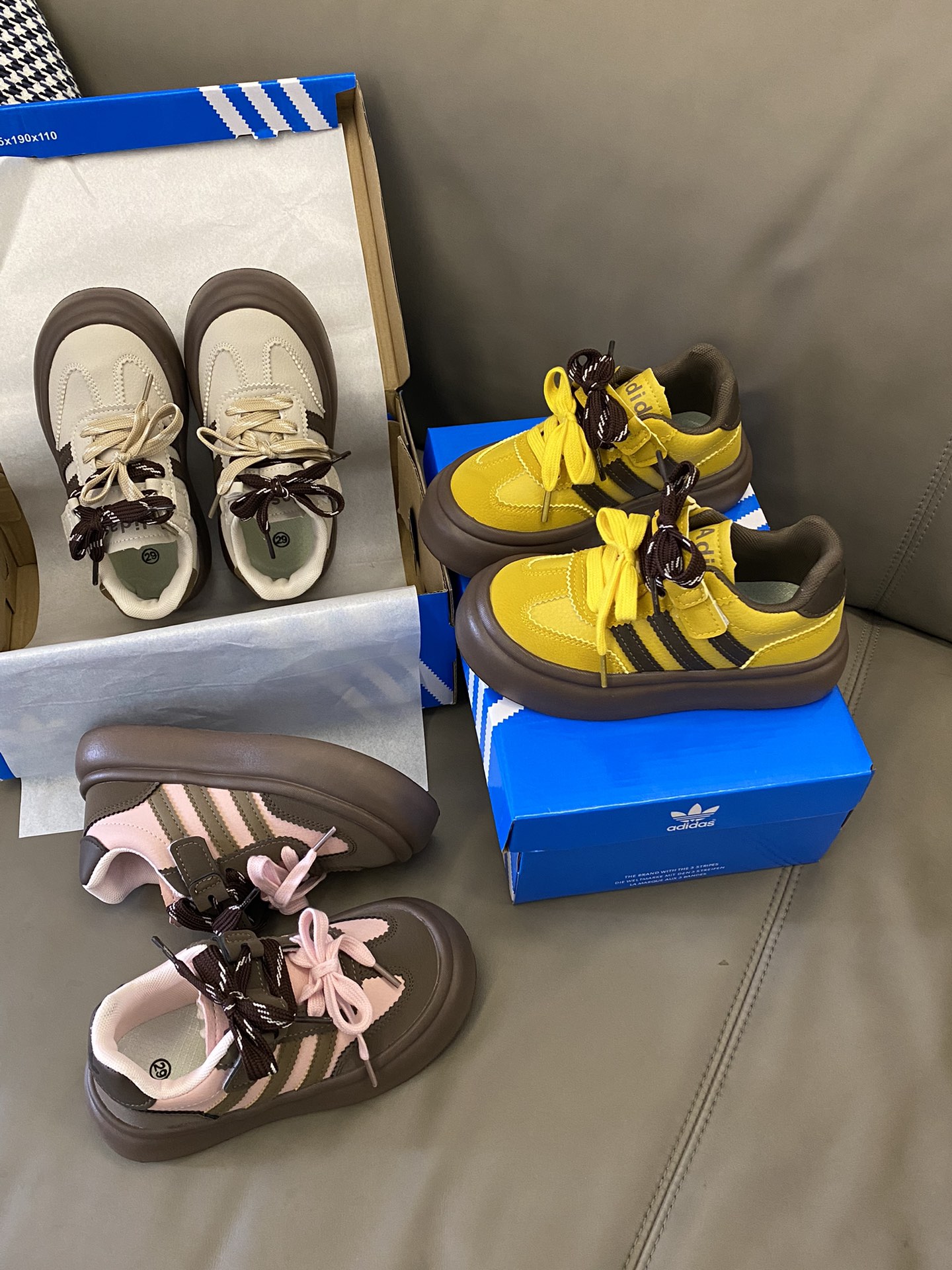 原图直出🌟 潮酷的外观设计，圆头的风格不仅让宝贝的双脚更加秀气😝还能有效避免脚趾受挤压的不适感😎固定双系带+魔术贴设计方便穿脱✔️脚感无敌轻盈🤗MNA283-选品中心