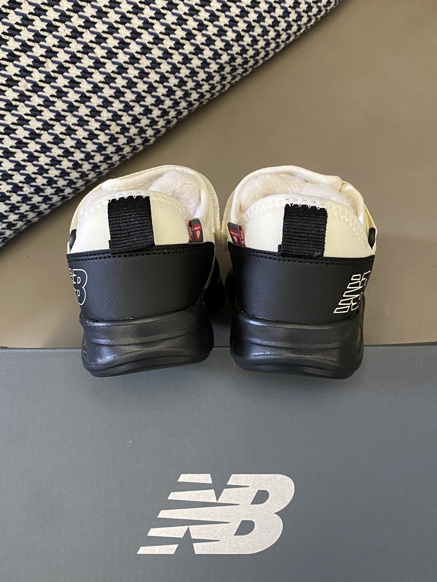 图片[4]-原图直出🌟 这款NB雪地靴真的是太舒适了🥰鞋面采用防水面料，魔术贴设计取代了烦人的鞋带轻轻一粘，方便🉐很呢！EVA橡胶鞋底防滑耐磨✅-选品中心