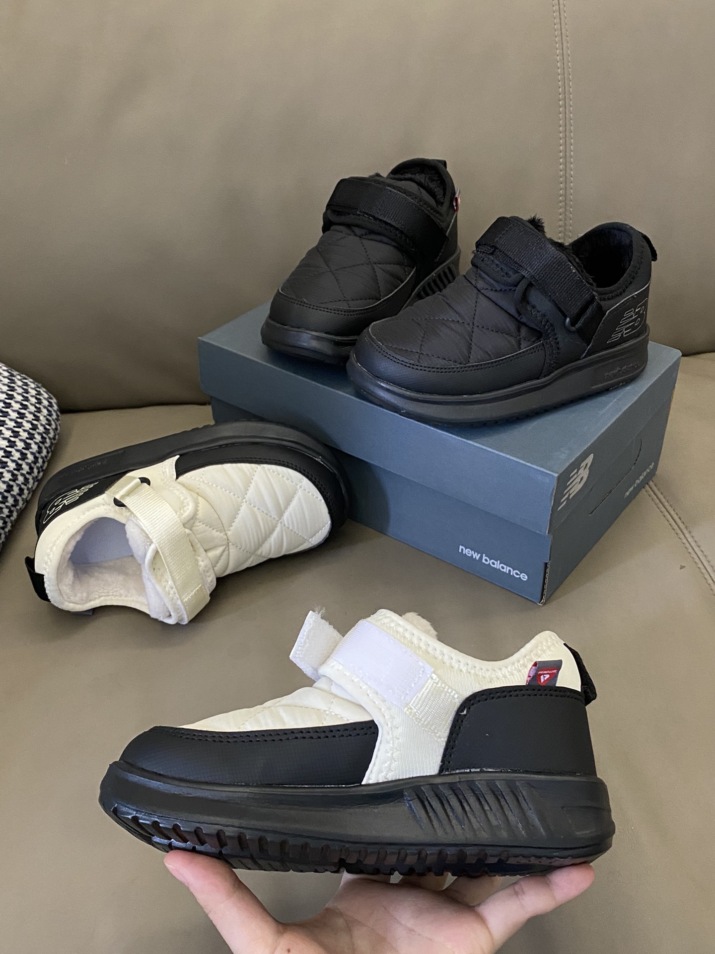 图片[3]-原图直出🌟 这款NB雪地靴真的是太舒适了🥰鞋面采用防水面料，魔术贴设计取代了烦人的鞋带轻轻一粘，方便🉐很呢！EVA橡胶鞋底防滑耐磨✅-选品中心