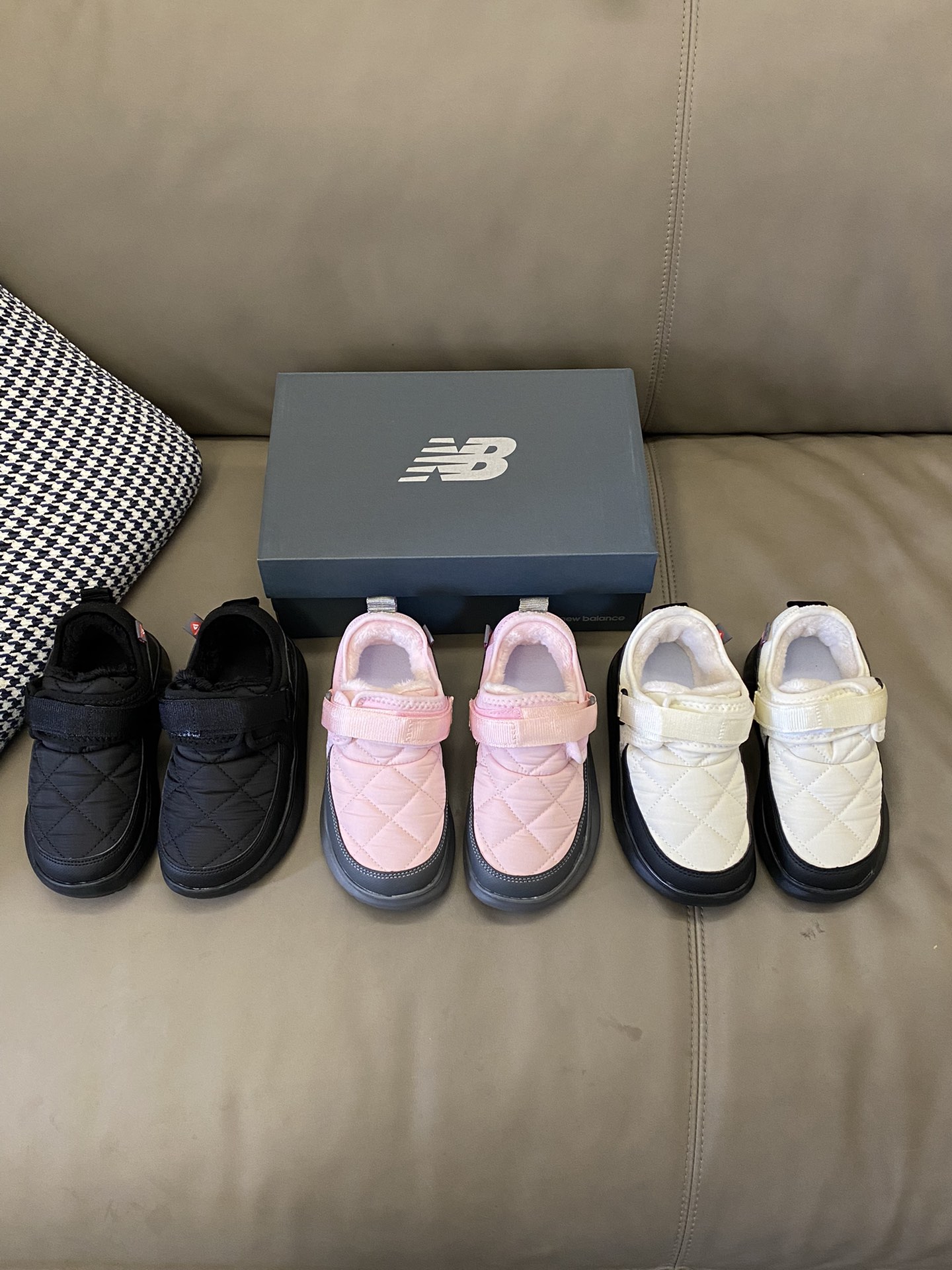 图片[4]-原图直出🌟 这款NB雪地靴真的是太舒适了🥰鞋面采用防水面料，魔术贴设计取代了烦人的鞋带轻轻一粘，方便🉐很呢！EVA橡胶鞋底防滑耐磨✅-选品中心