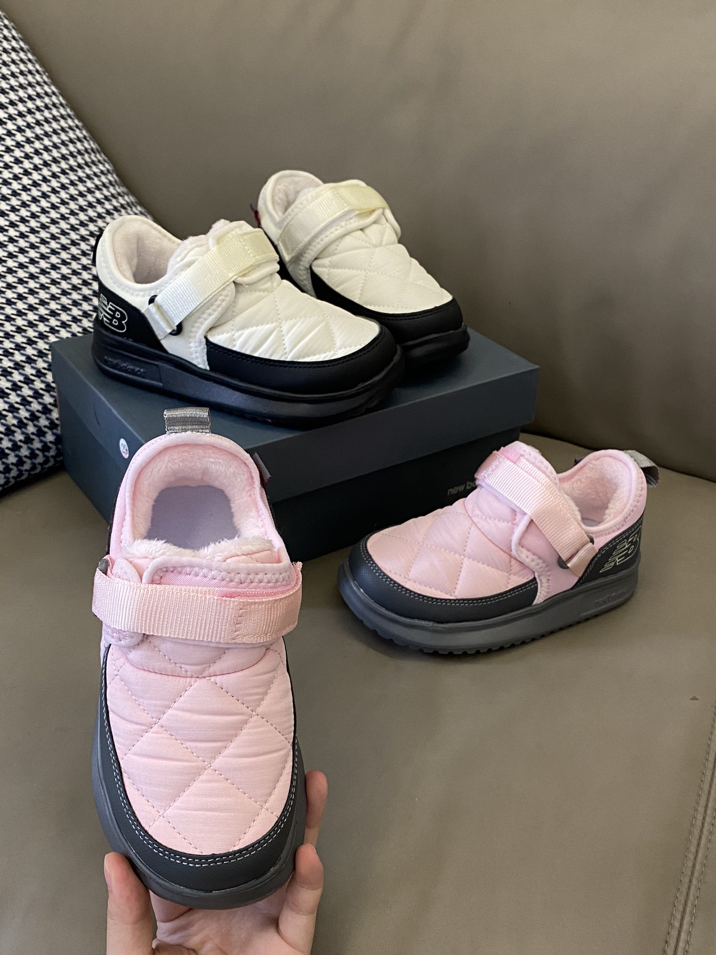 原图直出🌟 这款NB雪地靴真的是太舒适了🥰鞋面采用防水面料，魔术贴设计取代了烦人的鞋带轻轻一粘，方便🉐很呢！EVA橡胶鞋底防滑耐磨✅-选品中心