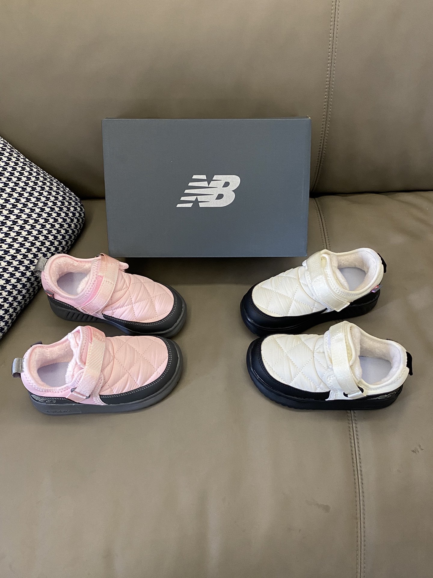 图片[6]-原图直出🌟 这款NB雪地靴真的是太舒适了🥰鞋面采用防水面料，魔术贴设计取代了烦人的鞋带轻轻一粘，方便🉐很呢！EVA橡胶鞋底防滑耐磨✅-选品中心