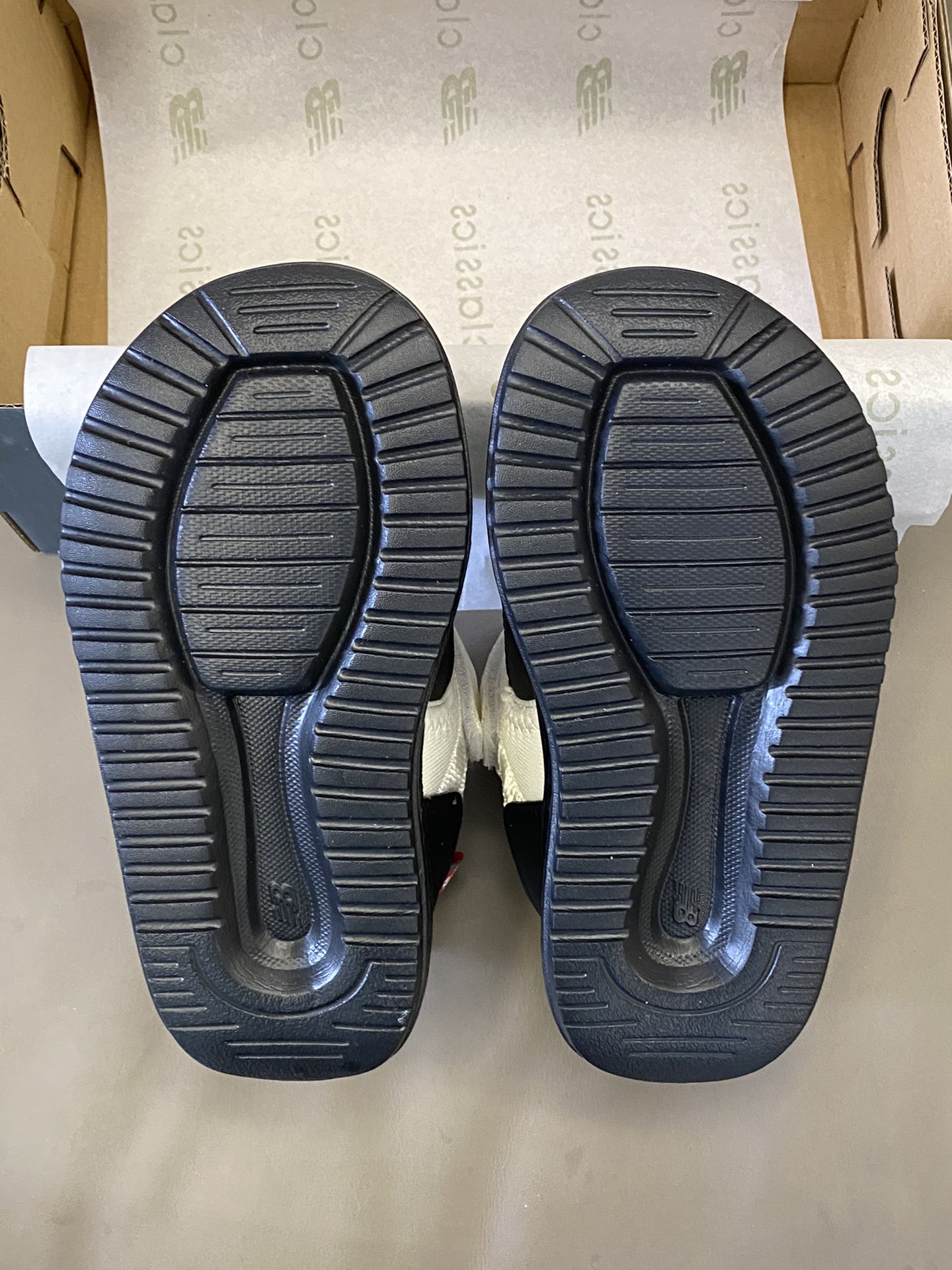 图片[8]-原图直出🌟 这款NB雪地靴真的是太舒适了🥰鞋面采用防水面料，魔术贴设计取代了烦人的鞋带轻轻一粘，方便🉐很呢！EVA橡胶鞋底防滑耐磨✅-选品中心