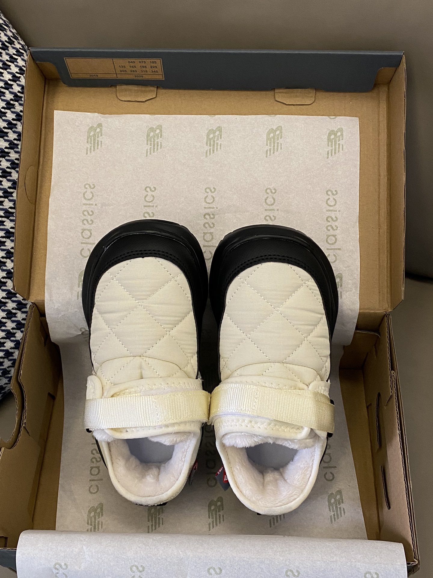 图片[2]-原图直出🌟 这款NB雪地靴真的是太舒适了🥰鞋面采用防水面料，魔术贴设计取代了烦人的鞋带轻轻一粘，方便🉐很呢！EVA橡胶鞋底防滑耐磨✅-选品中心