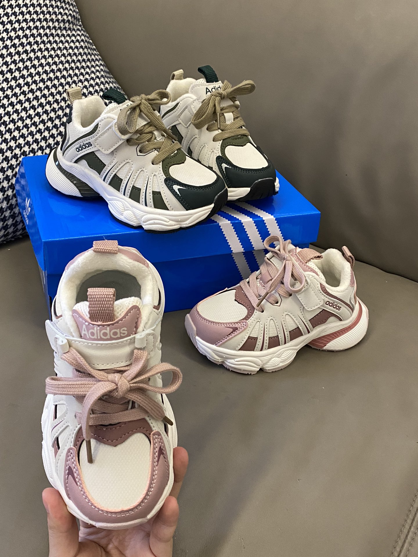 图片[4]-原图直出🌟 AD 加绒魔术贴儿童运动鞋鞋带是用车缝线固定住的🤗魔术贴穿脱很方便✔️内里加绒保暖舒适不闷脚不臭脚～防滑鞋底好穿不挤脚不磨脚😍 JR95-选品中心