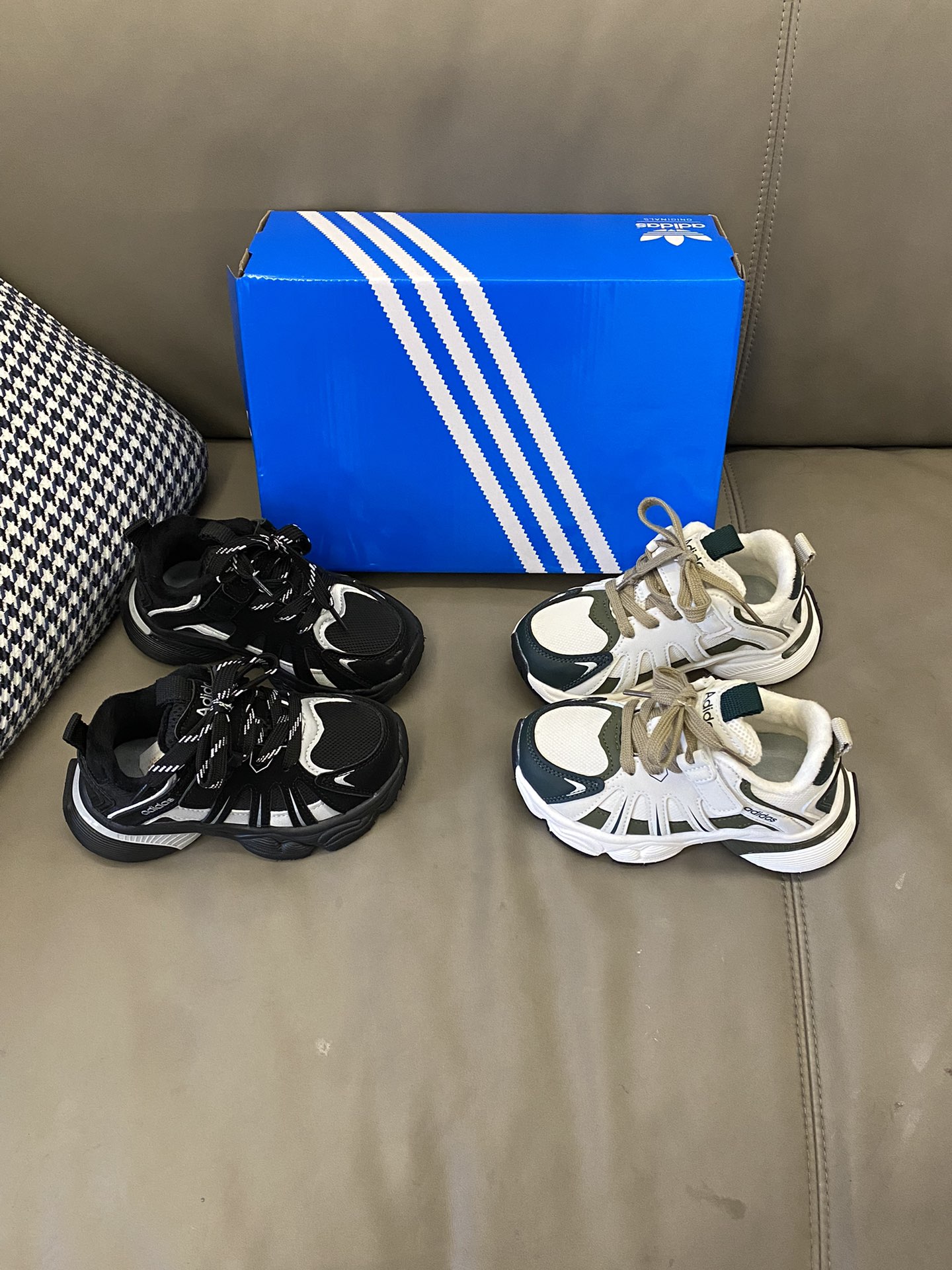 图片[8]-原图直出🌟 AD 加绒魔术贴儿童运动鞋鞋带是用车缝线固定住的🤗魔术贴穿脱很方便✔️内里加绒保暖舒适不闷脚不臭脚～防滑鞋底好穿不挤脚不磨脚😍 JR95-选品中心