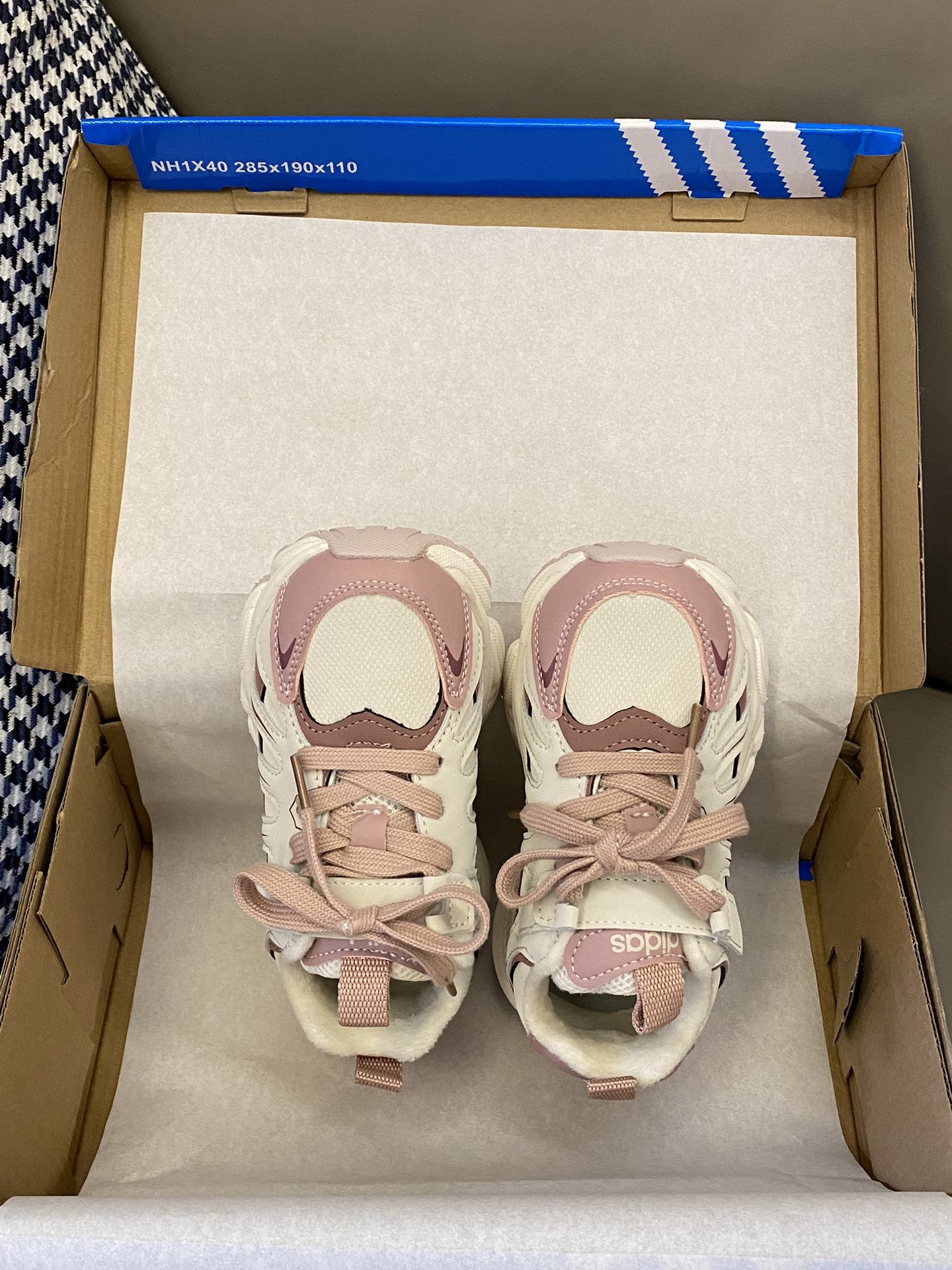 图片[2]-原图直出🌟 AD 加绒魔术贴儿童运动鞋鞋带是用车缝线固定住的🤗魔术贴穿脱很方便✔️内里加绒保暖舒适不闷脚不臭脚～防滑鞋底好穿不挤脚不磨脚😍 JR95-选品中心