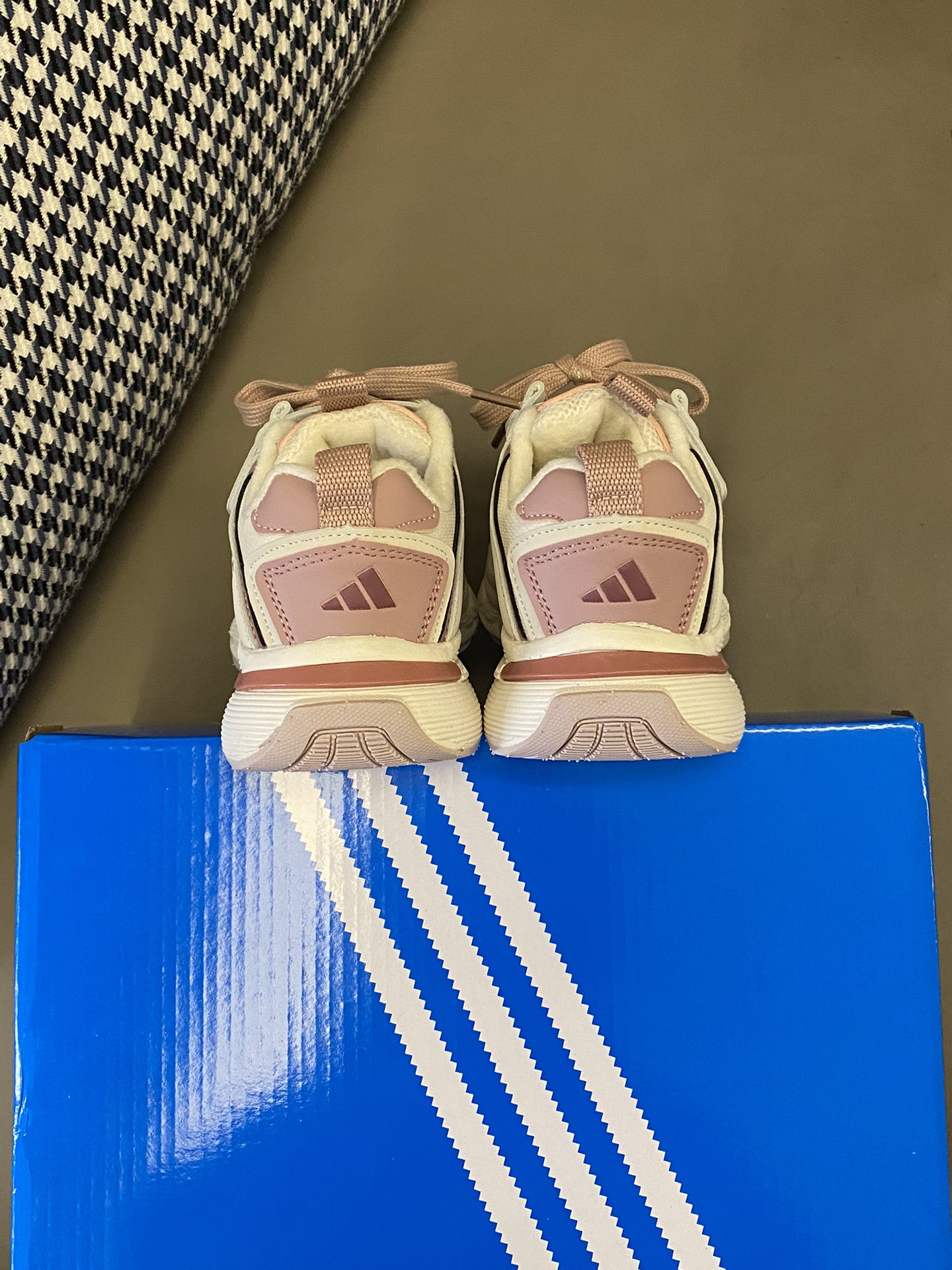 图片[7]-原图直出🌟 AD 加绒魔术贴儿童运动鞋鞋带是用车缝线固定住的🤗魔术贴穿脱很方便✔️内里加绒保暖舒适不闷脚不臭脚～防滑鞋底好穿不挤脚不磨脚😍 JR95-选品中心