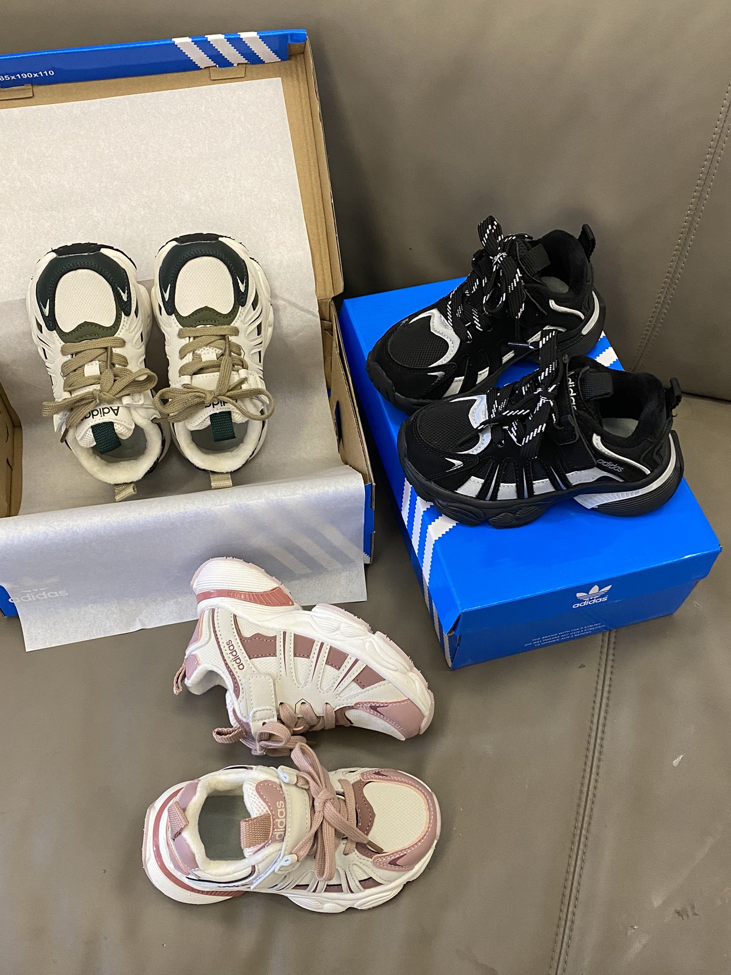 原图直出🌟 AD 加绒魔术贴儿童运动鞋鞋带是用车缝线固定住的🤗魔术贴穿脱很方便✔️内里加绒保暖舒适不闷脚不臭脚～防滑鞋底好穿不挤脚不磨脚😍 JR95-选品中心