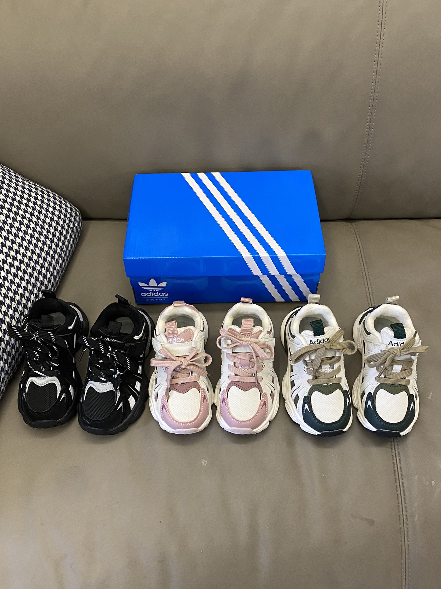 图片[5]-原图直出🌟 AD 加绒魔术贴儿童运动鞋鞋带是用车缝线固定住的🤗魔术贴穿脱很方便✔️内里加绒保暖舒适不闷脚不臭脚～防滑鞋底好穿不挤脚不磨脚😍 JR95-选品中心