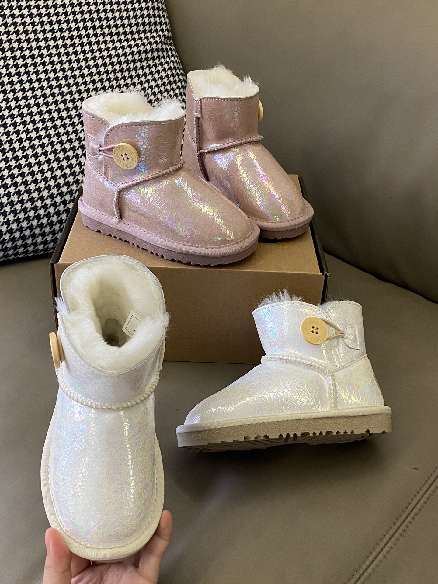 原图直出🌟 U吉吉 加绒纽扣儿童亮面雪地靴鞋面采用头层牛皮压花材质，内里加绒羊毛🦙暖呼呼的～木扣设计方便穿脱✅防滑牛筋底既时尚又好看🤩也可以防水防污-选品中心