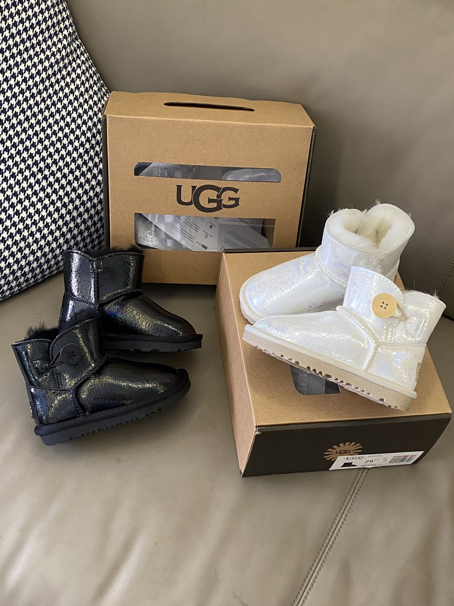 图片[8]-原图直出🌟 U吉吉 加绒纽扣儿童亮面雪地靴鞋面采用头层牛皮压花材质，内里加绒羊毛🦙暖呼呼的～木扣设计方便穿脱✅防滑牛筋底既时尚又好看🤩也可以防水防污-选品中心