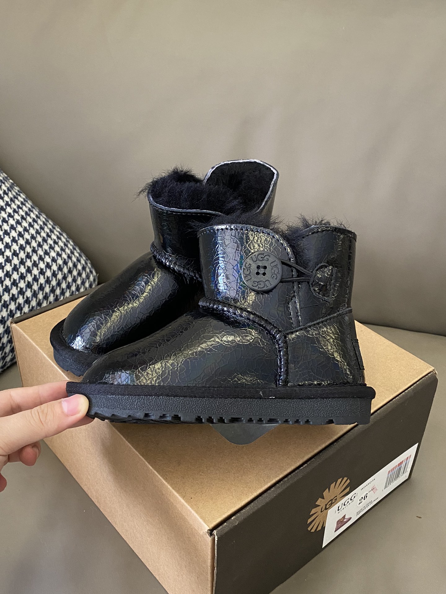 图片[6]-原图直出🌟 U吉吉 加绒纽扣儿童亮面雪地靴鞋面采用头层牛皮压花材质，内里加绒羊毛🦙暖呼呼的～木扣设计方便穿脱✅防滑牛筋底既时尚又好看🤩也可以防水防污-选品中心