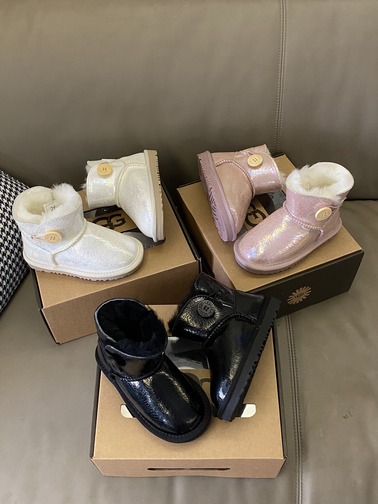 图片[2]-原图直出🌟 U吉吉 加绒纽扣儿童亮面雪地靴鞋面采用头层牛皮压花材质，内里加绒羊毛🦙暖呼呼的～木扣设计方便穿脱✅防滑牛筋底既时尚又好看🤩也可以防水防污-选品中心