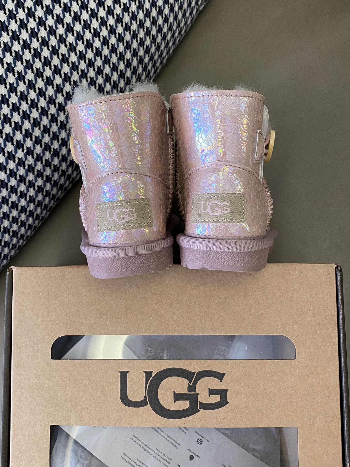 图片[7]-原图直出🌟 U吉吉 加绒纽扣儿童亮面雪地靴鞋面采用头层牛皮压花材质，内里加绒羊毛🦙暖呼呼的～木扣设计方便穿脱✅防滑牛筋底既时尚又好看🤩也可以防水防污-选品中心