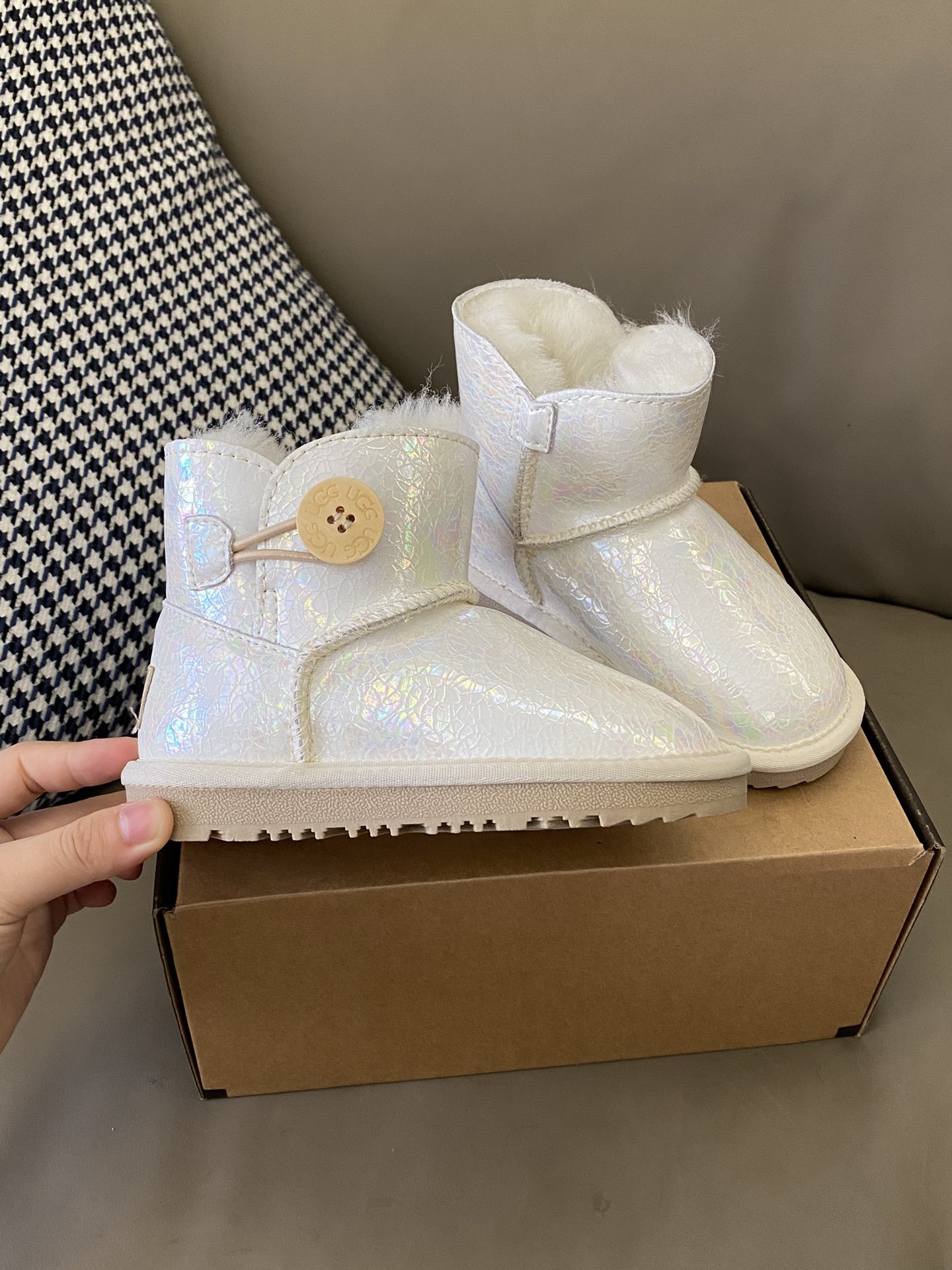 图片[4]-原图直出🌟 U吉吉 加绒纽扣儿童亮面雪地靴鞋面采用头层牛皮压花材质，内里加绒羊毛🦙暖呼呼的～木扣设计方便穿脱✅防滑牛筋底既时尚又好看🤩也可以防水防污-选品中心