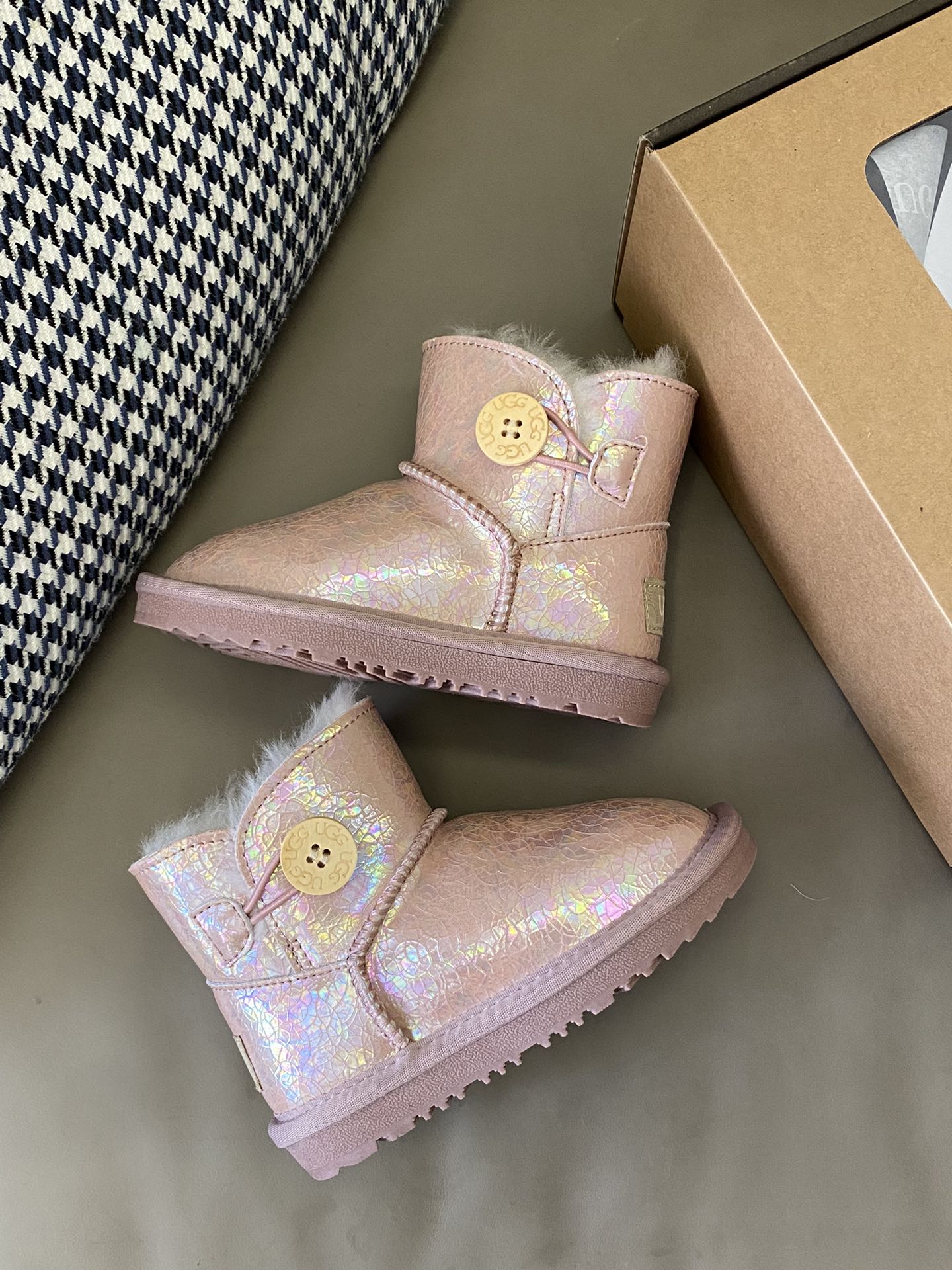 图片[5]-原图直出🌟 U吉吉 加绒纽扣儿童亮面雪地靴鞋面采用头层牛皮压花材质，内里加绒羊毛🦙暖呼呼的～木扣设计方便穿脱✅防滑牛筋底既时尚又好看🤩也可以防水防污-选品中心