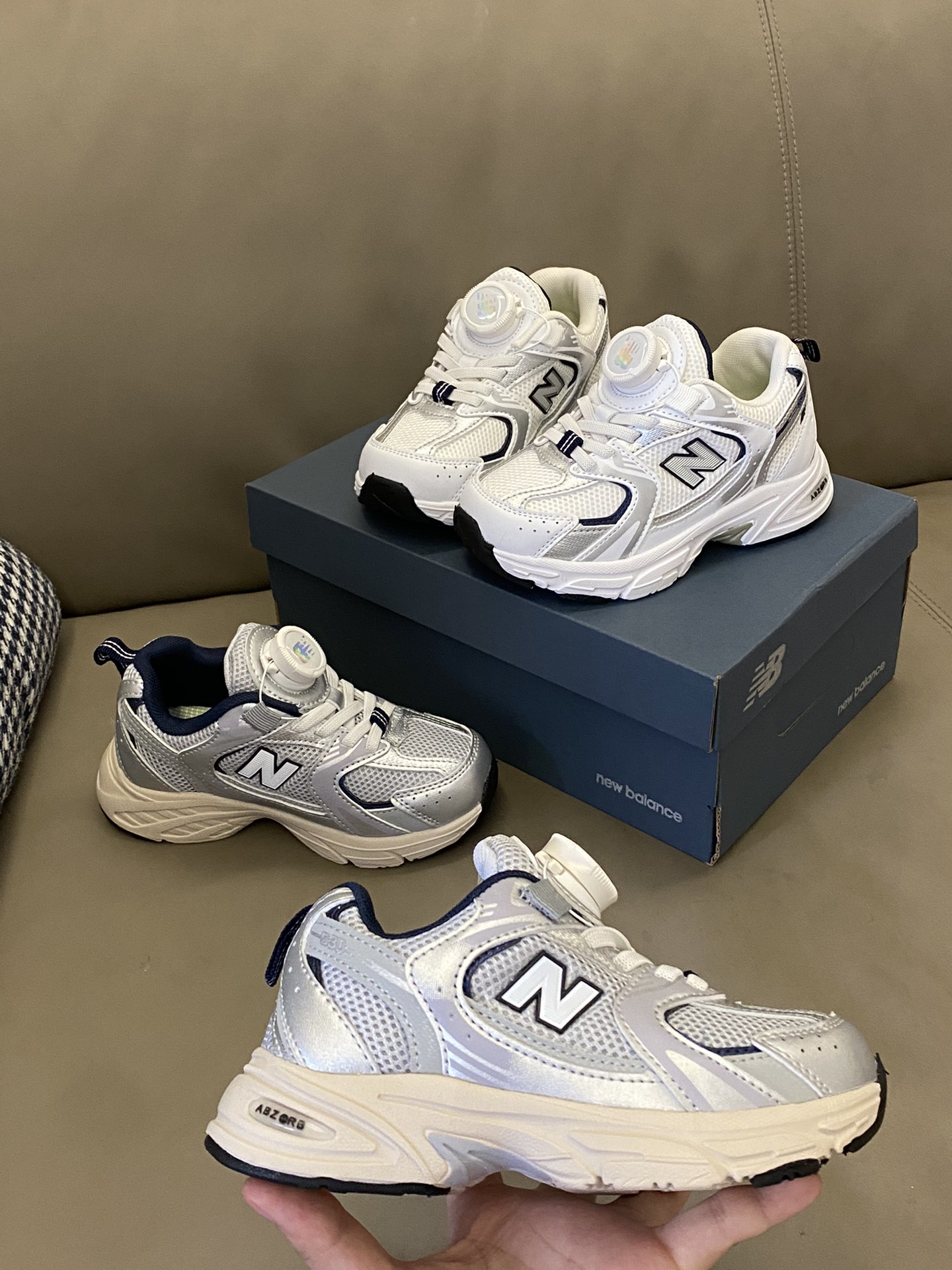 图片[6]-原图直出🌟 NB 这款运动鞋谁穿谁好看🤩鞋面网布设计清爽透气🌬️旋转扣方便宝贝穿脱✔️鞋子一点也不笨重还轻便☁️重点是怎么搭配都无压力😎-选品中心