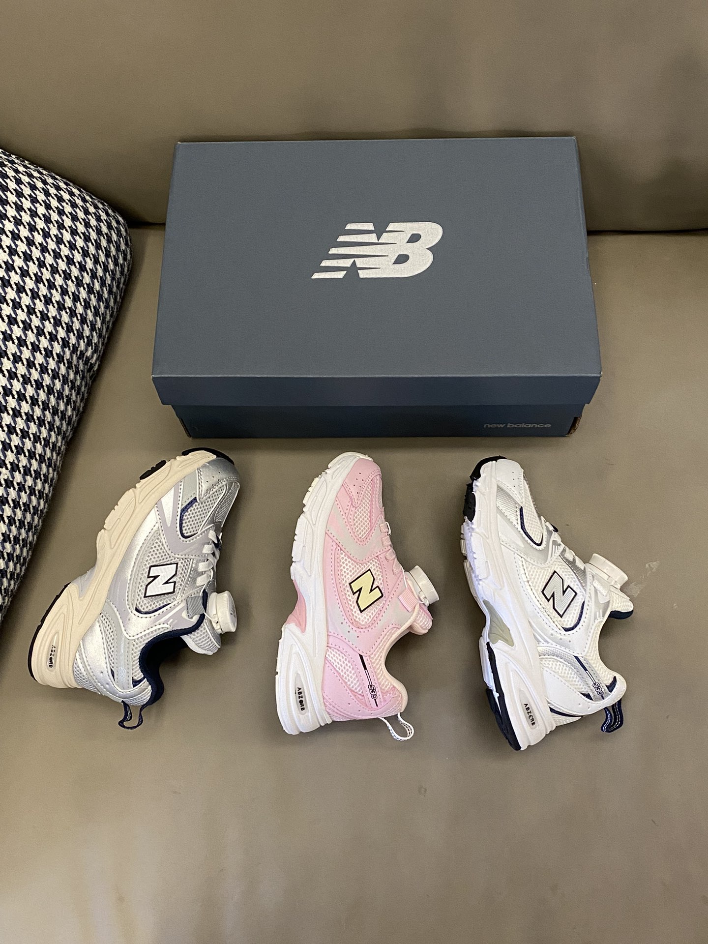 图片[5]-原图直出🌟 NB 这款运动鞋谁穿谁好看🤩鞋面网布设计清爽透气🌬️旋转扣方便宝贝穿脱✔️鞋子一点也不笨重还轻便☁️重点是怎么搭配都无压力😎-选品中心