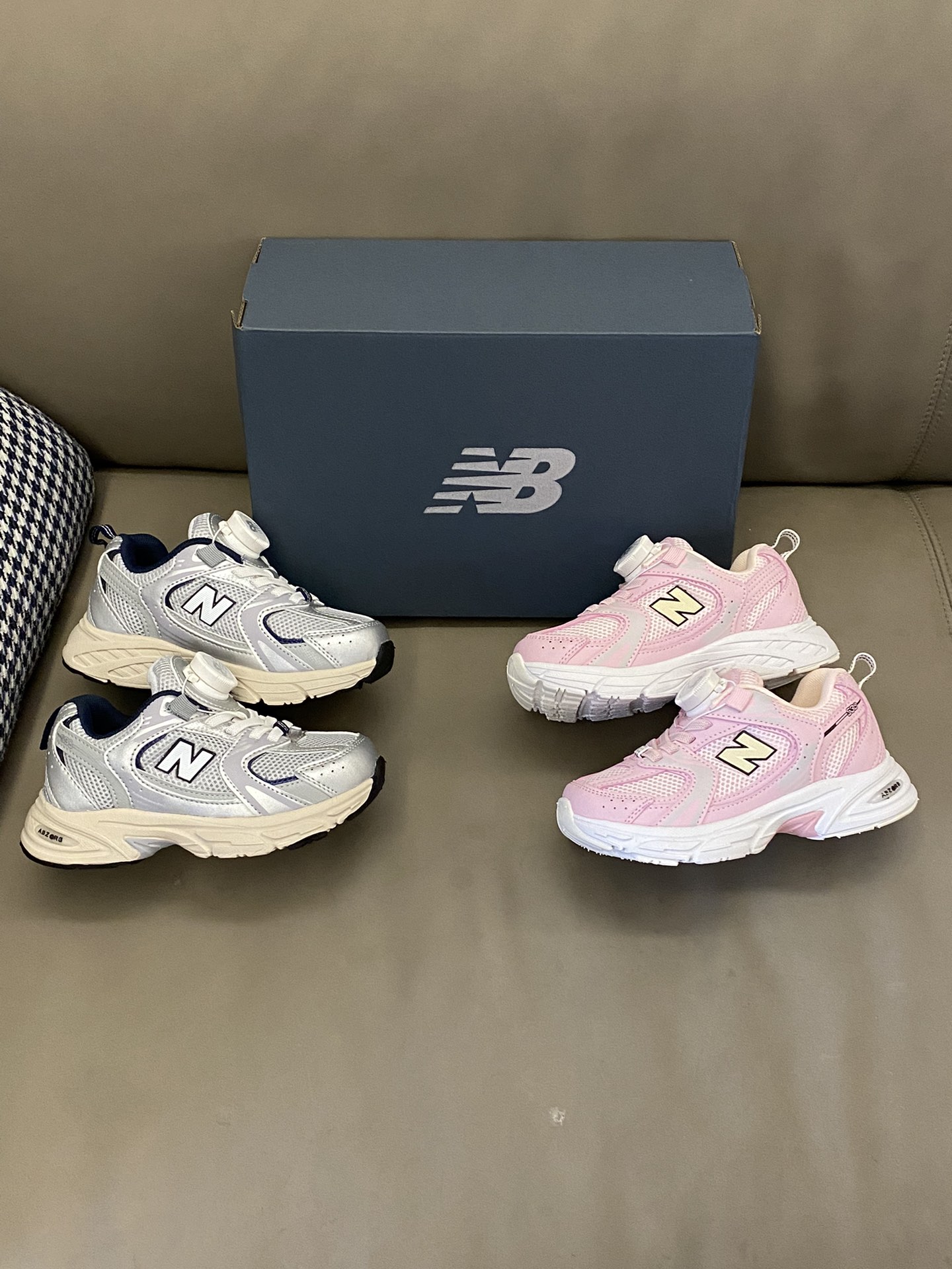 图片[8]-原图直出🌟 NB 这款运动鞋谁穿谁好看🤩鞋面网布设计清爽透气🌬️旋转扣方便宝贝穿脱✔️鞋子一点也不笨重还轻便☁️重点是怎么搭配都无压力😎-选品中心