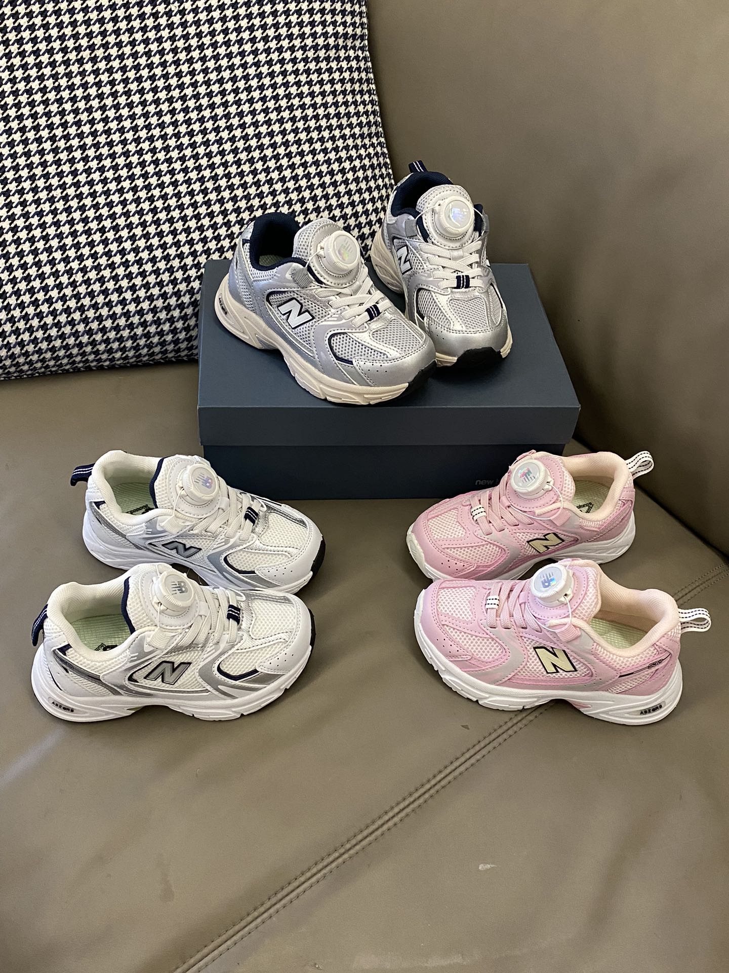 原图直出🌟 NB 这款运动鞋谁穿谁好看🤩鞋面网布设计清爽透气🌬️旋转扣方便宝贝穿脱✔️鞋子一点也不笨重还轻便☁️重点是怎么搭配都无压力😎-选品中心