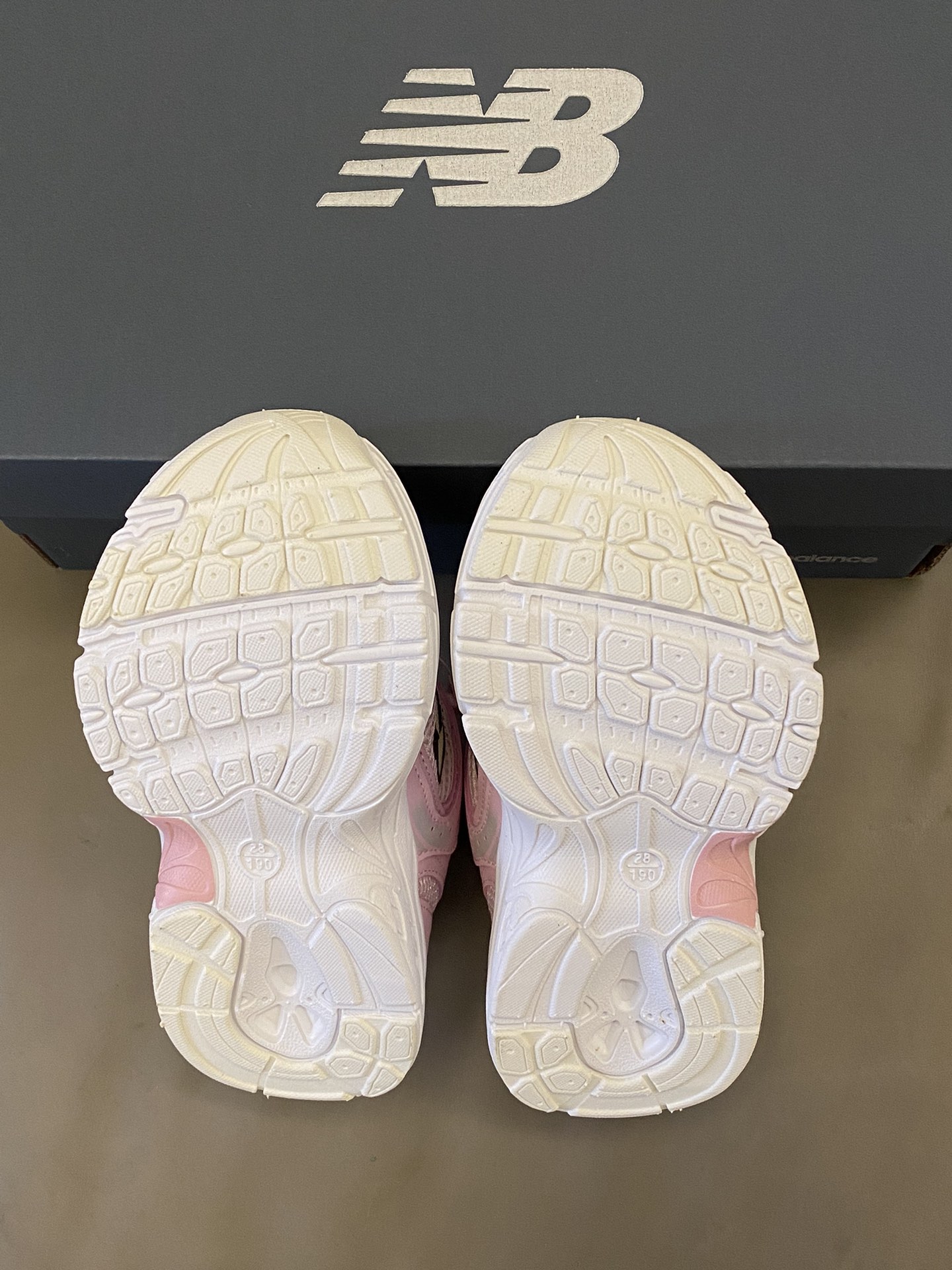 图片[9]-原图直出🌟 NB 这款运动鞋谁穿谁好看🤩鞋面网布设计清爽透气🌬️旋转扣方便宝贝穿脱✔️鞋子一点也不笨重还轻便☁️重点是怎么搭配都无压力😎-选品中心