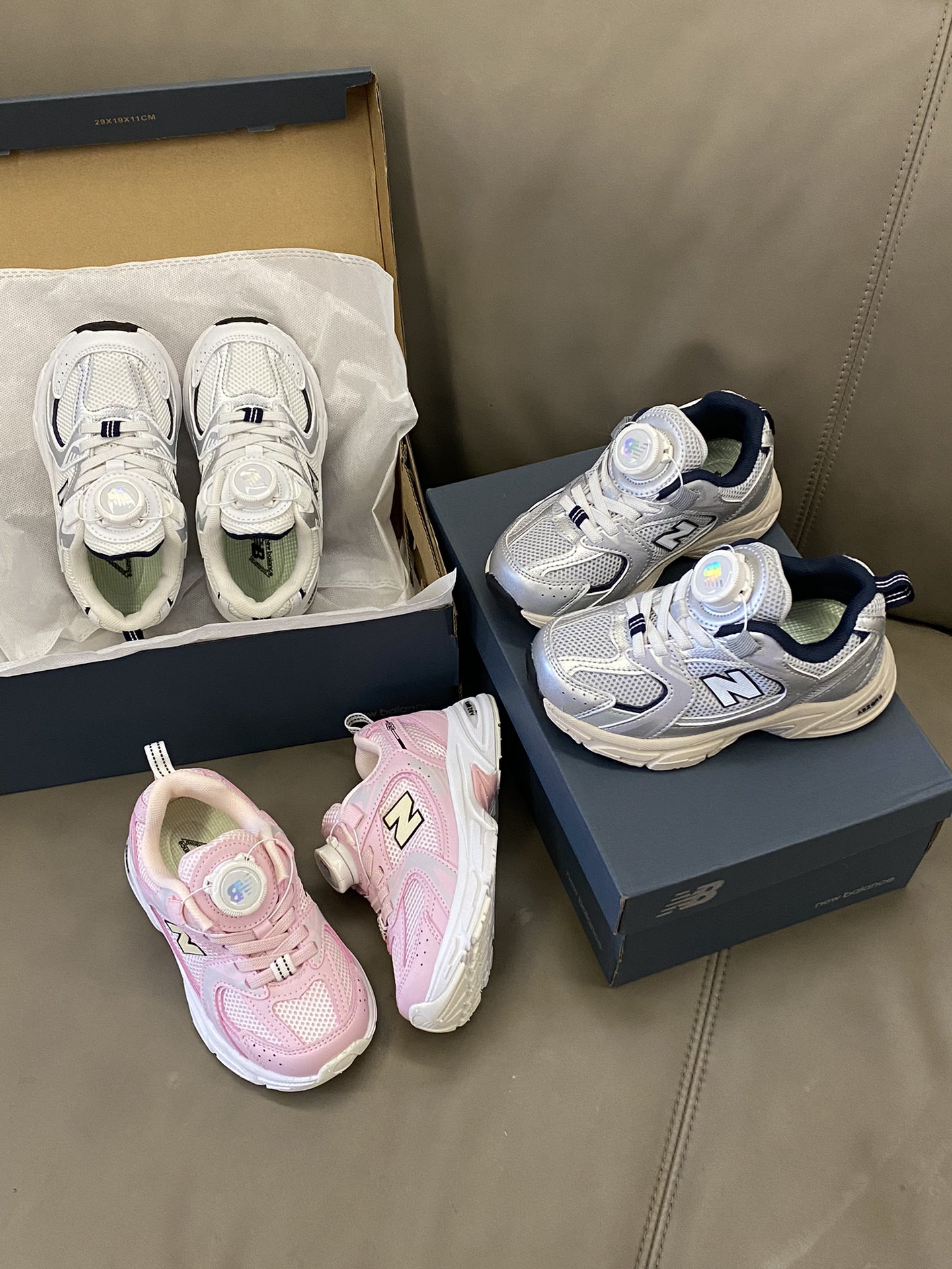 图片[3]-原图直出🌟 NB 这款运动鞋谁穿谁好看🤩鞋面网布设计清爽透气🌬️旋转扣方便宝贝穿脱✔️鞋子一点也不笨重还轻便☁️重点是怎么搭配都无压力😎-选品中心