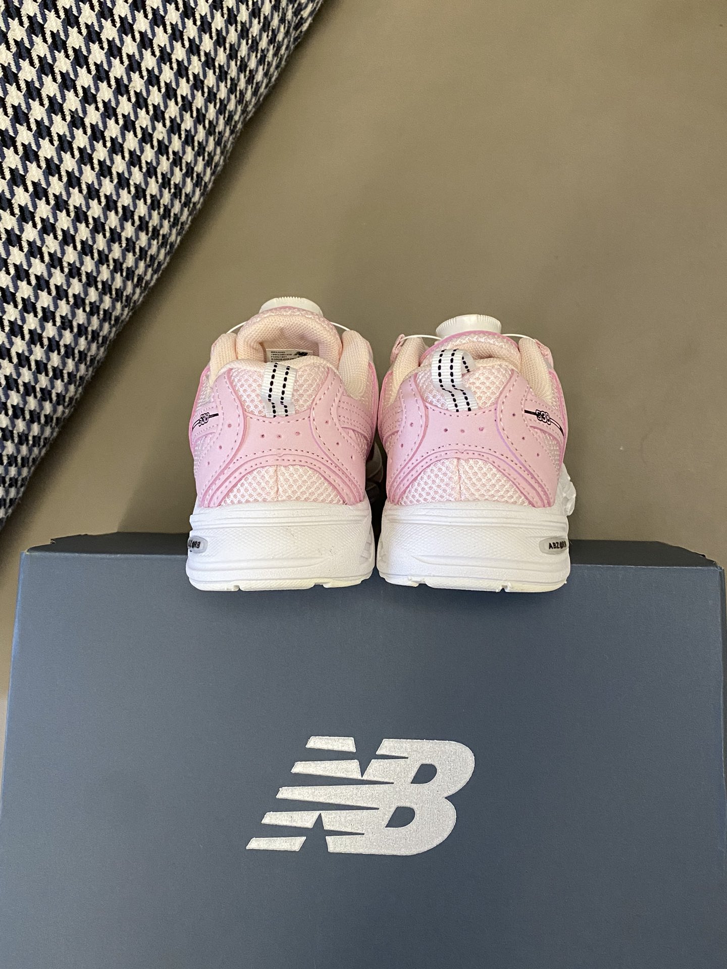 图片[7]-原图直出🌟 NB 这款运动鞋谁穿谁好看🤩鞋面网布设计清爽透气🌬️旋转扣方便宝贝穿脱✔️鞋子一点也不笨重还轻便☁️重点是怎么搭配都无压力😎-选品中心