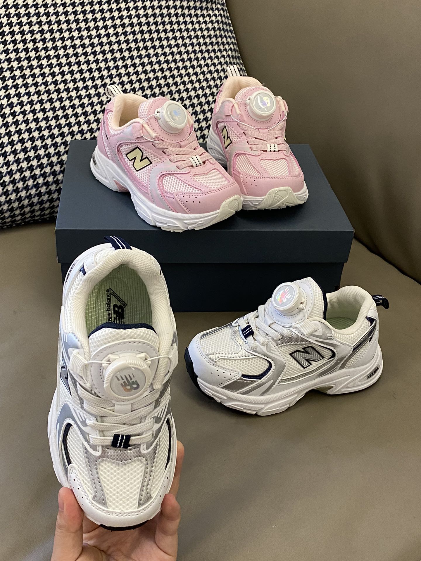 图片[4]-原图直出🌟 NB 这款运动鞋谁穿谁好看🤩鞋面网布设计清爽透气🌬️旋转扣方便宝贝穿脱✔️鞋子一点也不笨重还轻便☁️重点是怎么搭配都无压力😎-选品中心