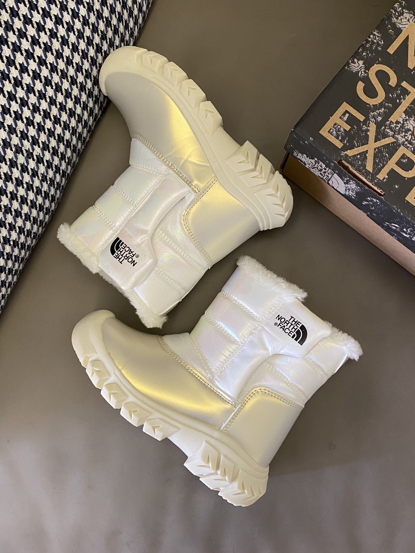 图片[2]-直出🌟 北面新款雪地靴也太保暖啦叭～鞋面防水、防滑、防寒🫣保暖内里锁住脚部温度整天保暖不冰冷😻特制橡胶大底，雪地行走不大打滑👻-选品中心