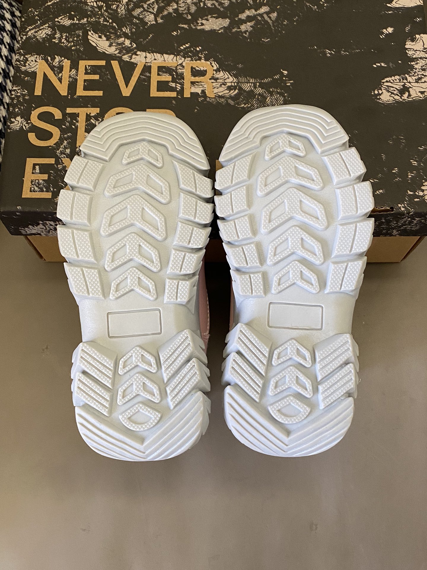 图片[9]-直出🌟 北面新款雪地靴也太保暖啦叭～鞋面防水、防滑、防寒🫣保暖内里锁住脚部温度整天保暖不冰冷😻特制橡胶大底，雪地行走不大打滑👻-选品中心