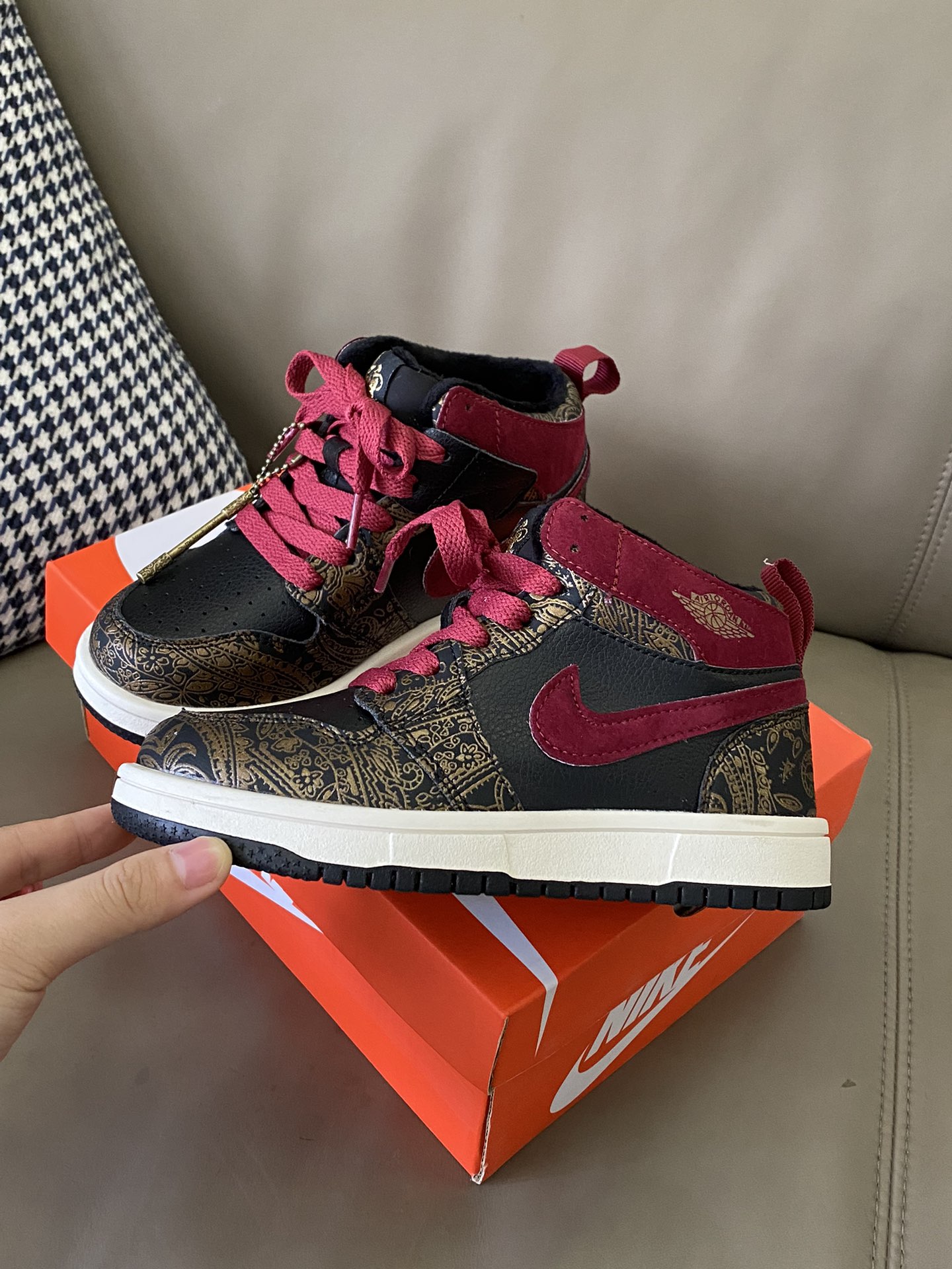 图片[3]-原图直出🌟 NK 加绒中帮联名款魔术贴儿童板鞋鞋跟和鞋帮的皮革带有篮球纹理皮革😀透气性和舒适度都很好😻做工也十分不错看上午🈶质感👏🏻鞋底防滑耐磨抓地力强👍🏻-选品中心