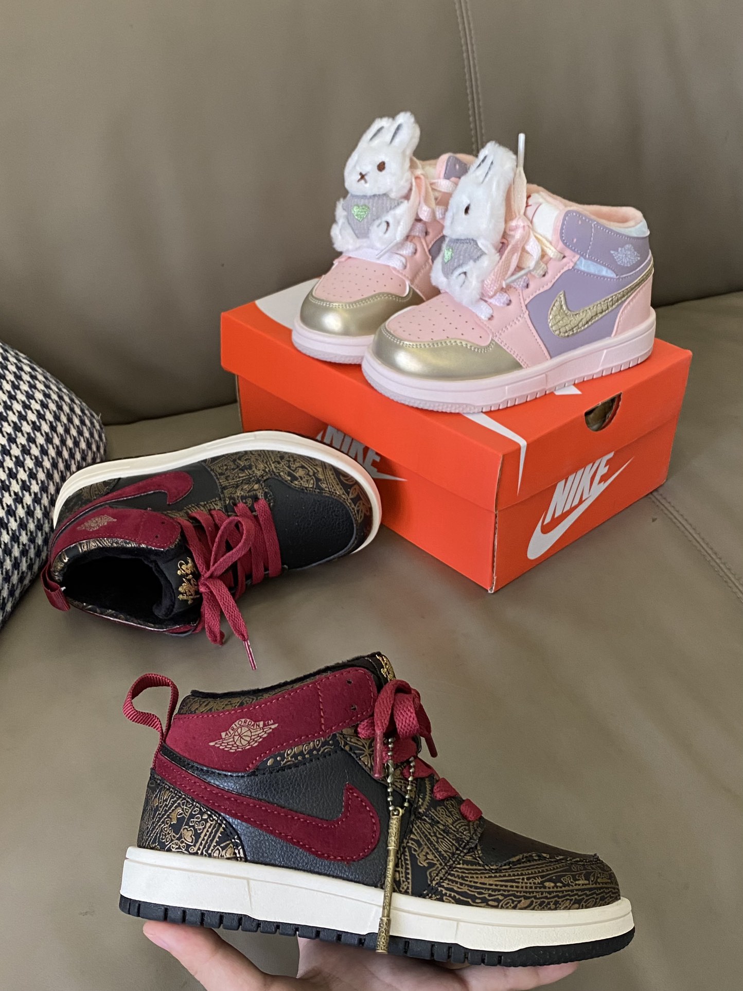 图片[6]-原图直出🌟 NK 加绒中帮联名款魔术贴儿童板鞋鞋跟和鞋帮的皮革带有篮球纹理皮革😀透气性和舒适度都很好😻做工也十分不错看上午🈶质感👏🏻鞋底防滑耐磨抓地力强👍🏻-选品中心