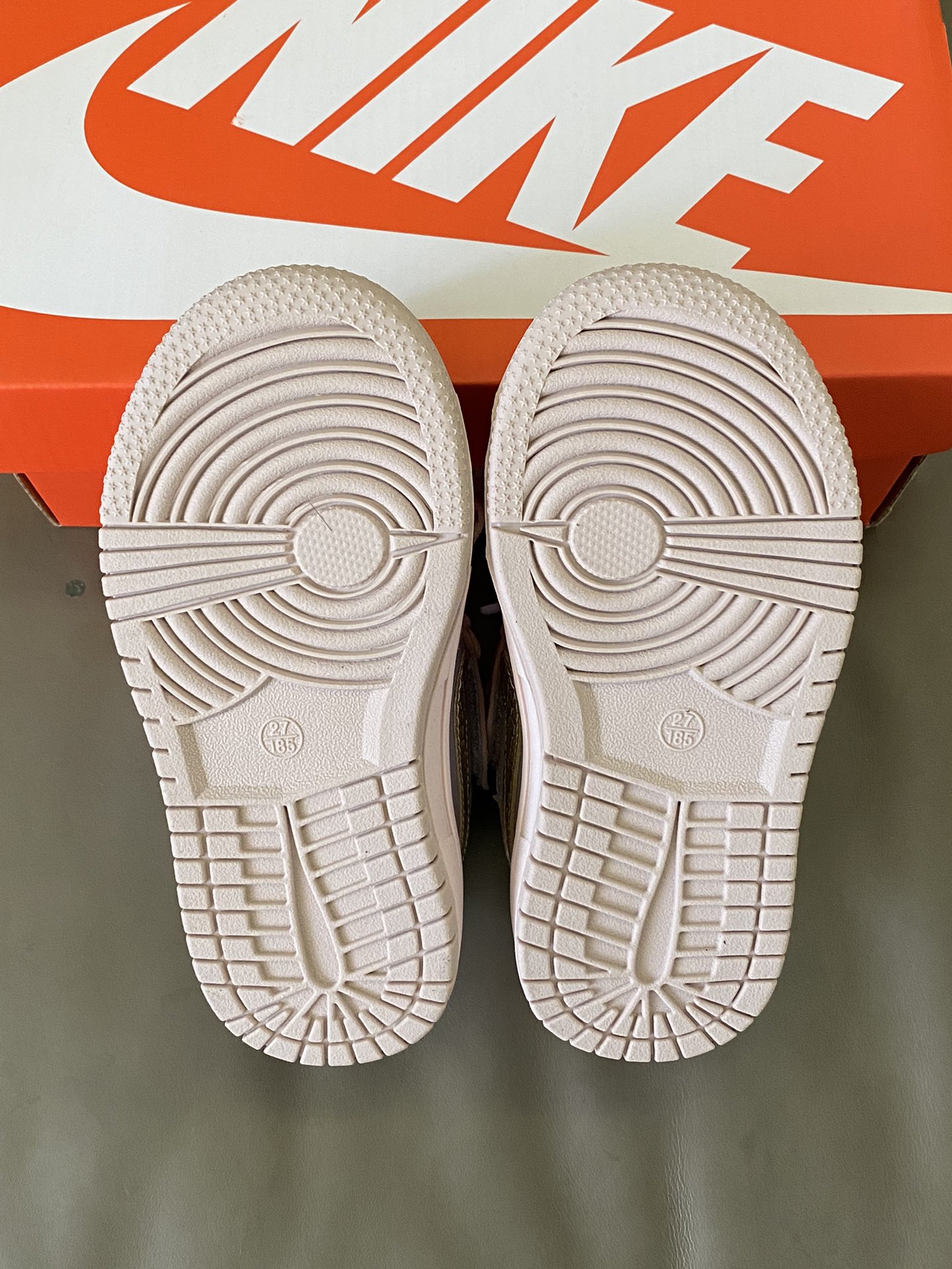 图片[9]-原图直出🌟 NK 加绒中帮联名款魔术贴儿童板鞋鞋跟和鞋帮的皮革带有篮球纹理皮革😀透气性和舒适度都很好😻做工也十分不错看上午🈶质感👏🏻鞋底防滑耐磨抓地力强👍🏻-选品中心