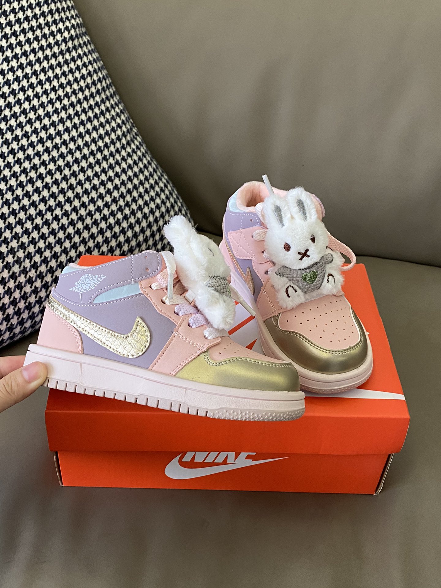 原图直出🌟 NK 加绒中帮联名款魔术贴儿童板鞋鞋跟和鞋帮的皮革带有篮球纹理皮革😀透气性和舒适度都很好😻做工也十分不错看上午🈶质感👏🏻鞋底防滑耐磨抓地力强👍🏻-选品中心