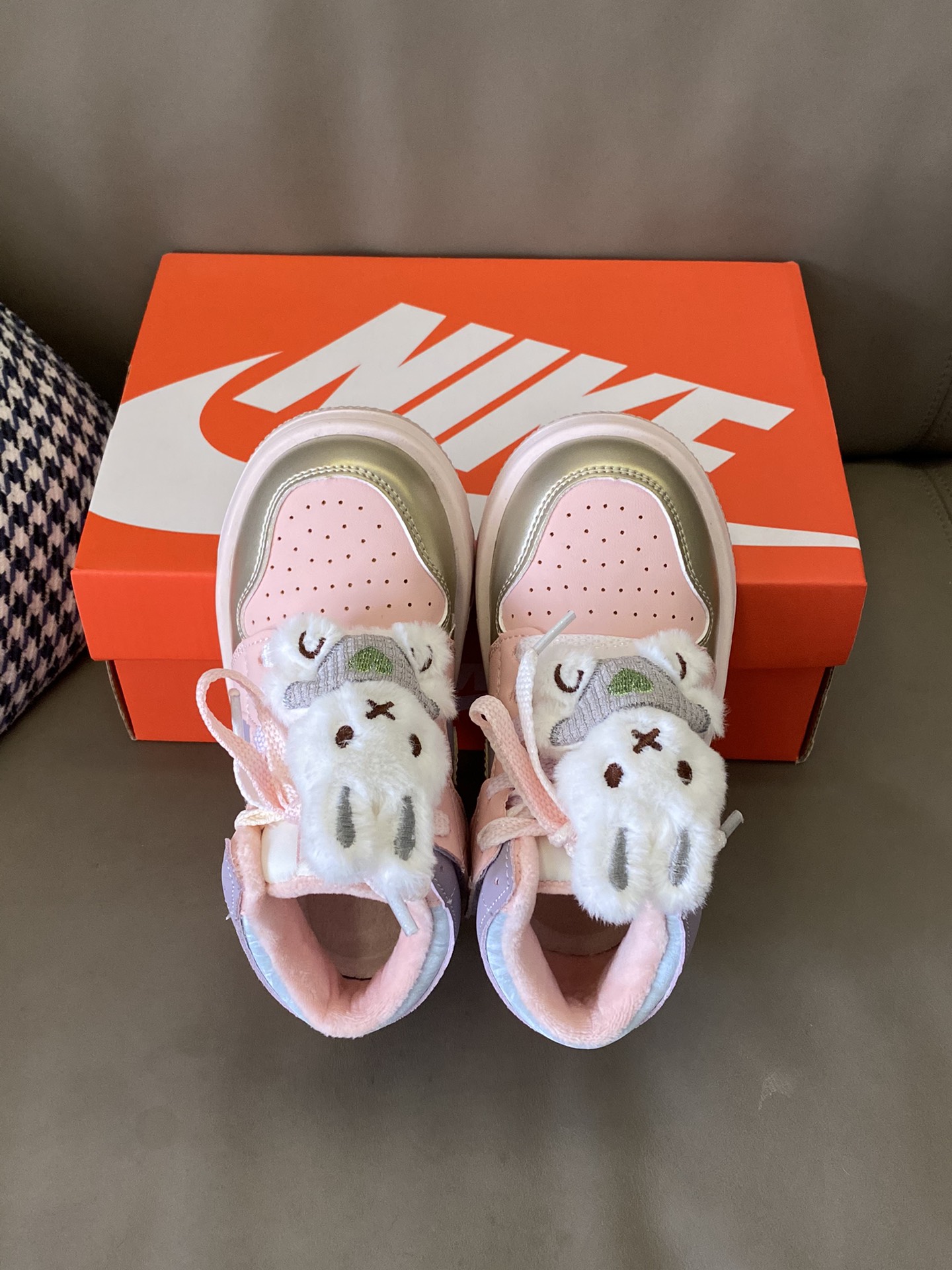 图片[2]-原图直出🌟 NK 加绒中帮联名款魔术贴儿童板鞋鞋跟和鞋帮的皮革带有篮球纹理皮革😀透气性和舒适度都很好😻做工也十分不错看上午🈶质感👏🏻鞋底防滑耐磨抓地力强👍🏻-选品中心