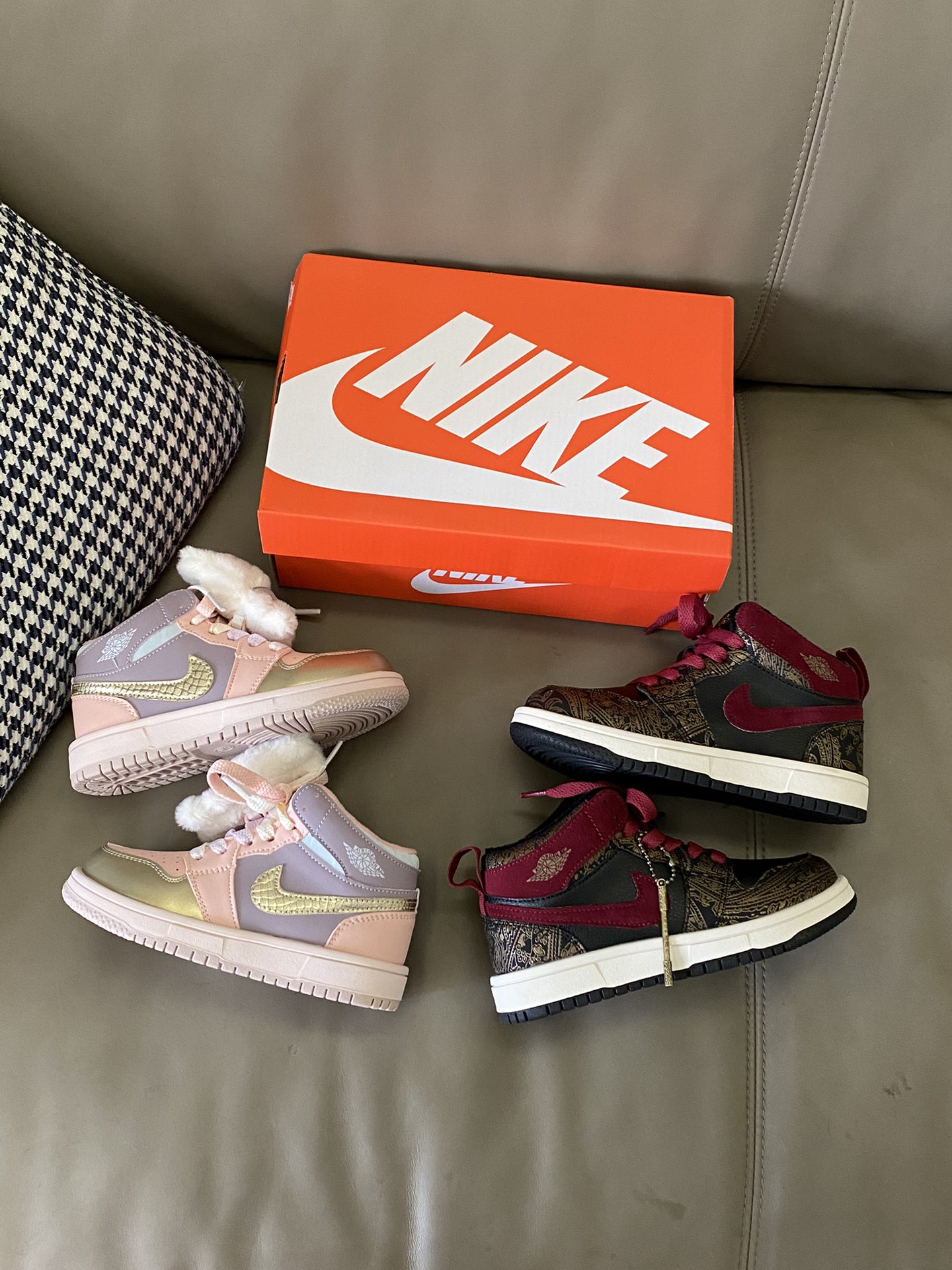 图片[8]-原图直出🌟 NK 加绒中帮联名款魔术贴儿童板鞋鞋跟和鞋帮的皮革带有篮球纹理皮革😀透气性和舒适度都很好😻做工也十分不错看上午🈶质感👏🏻鞋底防滑耐磨抓地力强👍🏻-选品中心