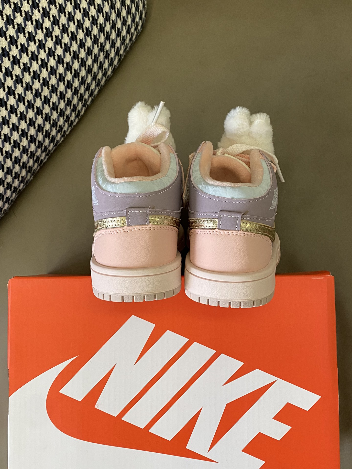 图片[7]-原图直出🌟 NK 加绒中帮联名款魔术贴儿童板鞋鞋跟和鞋帮的皮革带有篮球纹理皮革😀透气性和舒适度都很好😻做工也十分不错看上午🈶质感👏🏻鞋底防滑耐磨抓地力强👍🏻-选品中心