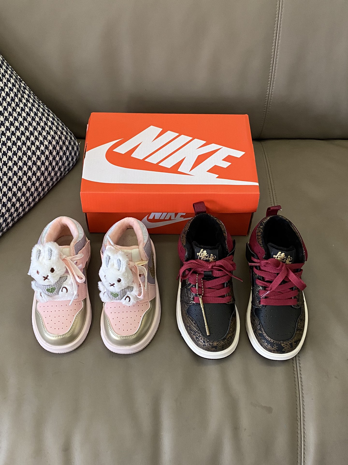 图片[5]-原图直出🌟 NK 加绒中帮联名款魔术贴儿童板鞋鞋跟和鞋帮的皮革带有篮球纹理皮革😀透气性和舒适度都很好😻做工也十分不错看上午🈶质感👏🏻鞋底防滑耐磨抓地力强👍🏻-选品中心