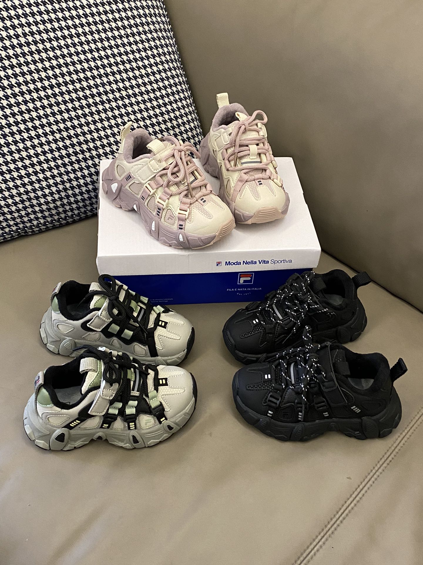 原图直出🌟 鞋面采用拼接材质，固定鞋带+魔术贴设计穿脱方便✔️内里加绒很保暖🔥出街即是亮点🤩简直不要太时尚😆最重要的是真的超轻超软弹～～-选品中心