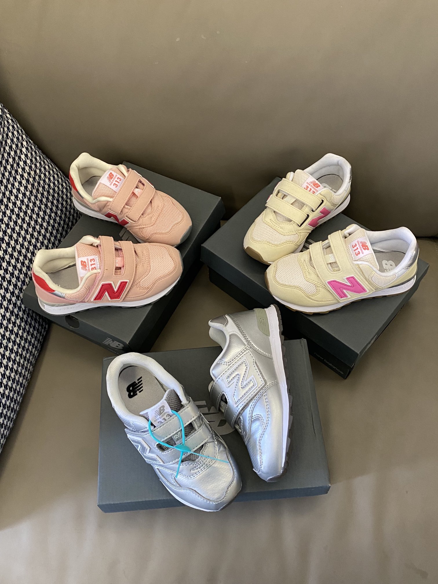 原图直出🌟 鞋面网眼设计透气不闷脚🦶🏻魔术贴设计穿脱超省时😎橡胶大底防滑耐磨✅整双鞋子复古感满满，脚感超赞👍🏻超好穿‼️-选品中心