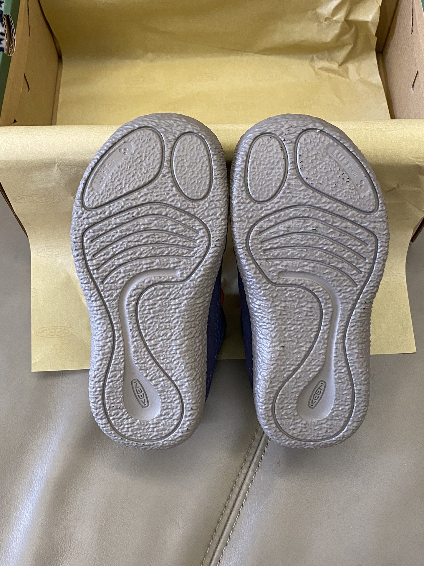 图片[9]-原图直出🌟 绝了你可以永远相信keen真是巨巨舒服😍鞋面采用麂皮拼接材质，松紧扣设计🉑自由调节松紧🤩内里加绒保暖亲肤透气🌬️鞋底防滑效果强👍🏻-选品中心