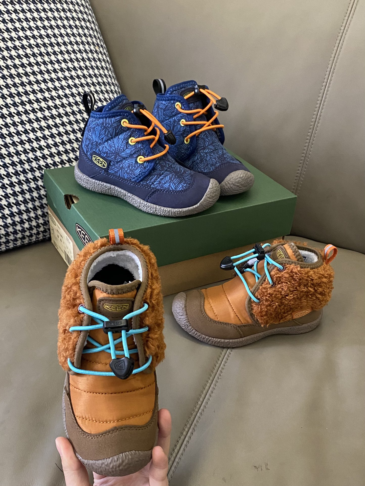 原图直出🌟 绝了你可以永远相信keen真是巨巨舒服😍鞋面采用麂皮拼接材质，松紧扣设计🉑自由调节松紧🤩内里加绒保暖亲肤透气🌬️鞋底防滑效果强👍🏻-选品中心