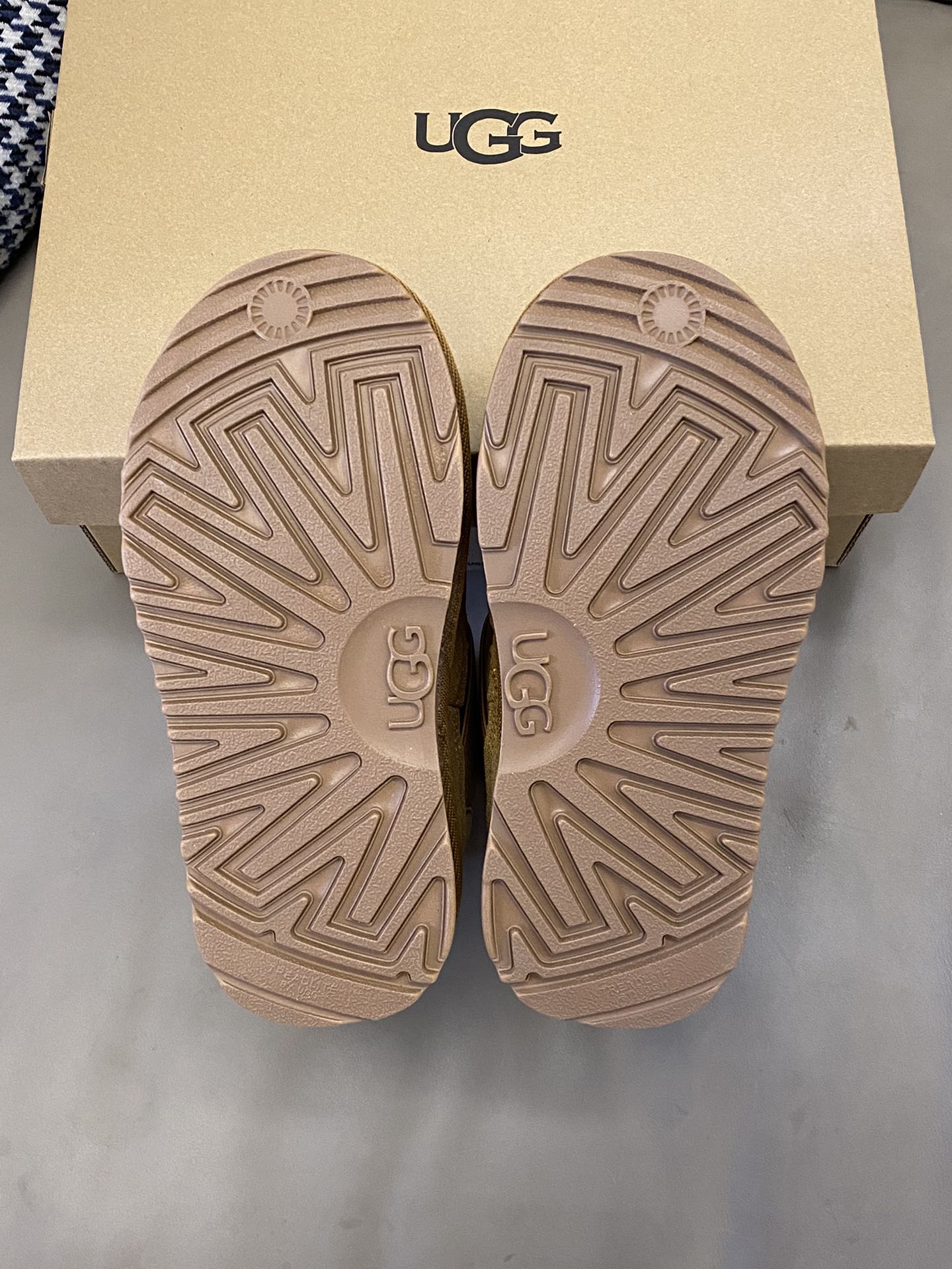 图片[9]-原图直出⭐️ UGG 棉鞋新款真的泰酷啦🥳鞋面采用优质面料潮流时尚🌟内里加绒非常保暖😍松紧带设计，方便调节松紧✅真正做到快速出街👻橡胶大底防滑耐磨✌🏻-选品中心