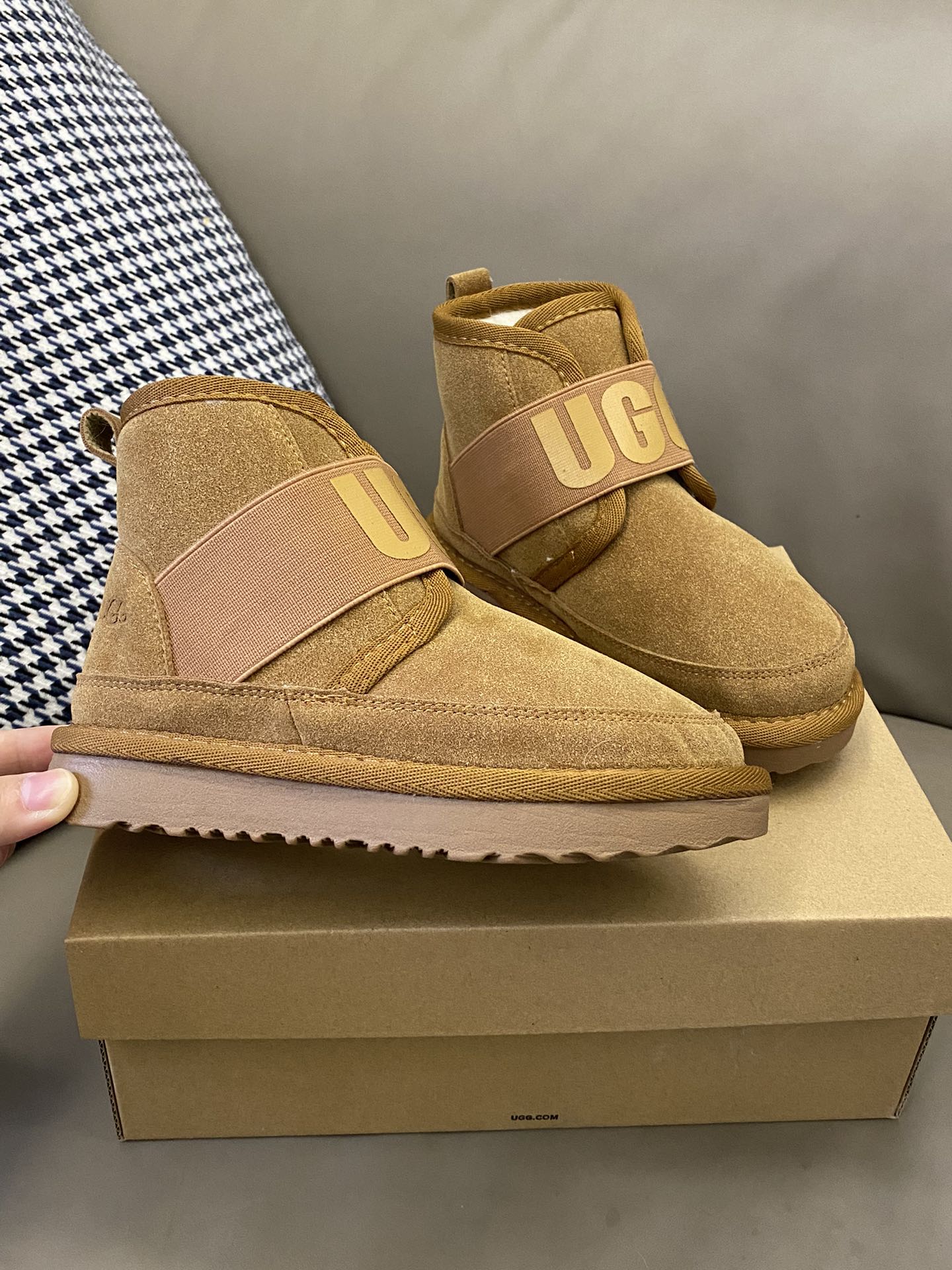 原图直出⭐️ UGG 棉鞋新款真的泰酷啦🥳鞋面采用优质面料潮流时尚🌟内里加绒非常保暖😍松紧带设计，方便调节松紧✅真正做到快速出街👻橡胶大底防滑耐磨✌🏻-选品中心