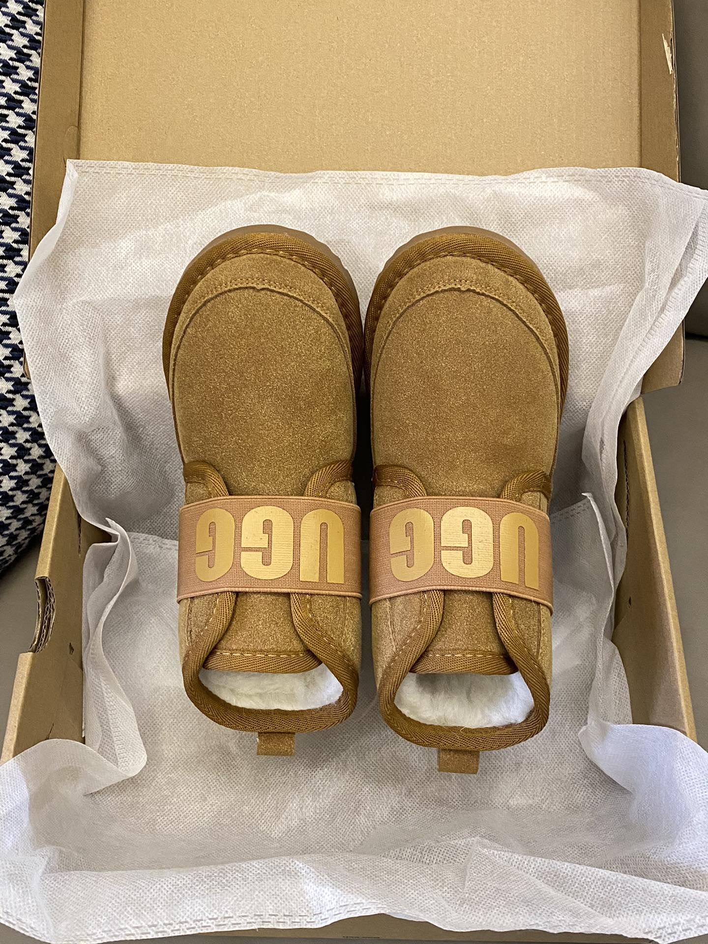 图片[2]-原图直出⭐️ UGG 棉鞋新款真的泰酷啦🥳鞋面采用优质面料潮流时尚🌟内里加绒非常保暖😍松紧带设计，方便调节松紧✅真正做到快速出街👻橡胶大底防滑耐磨✌🏻-选品中心