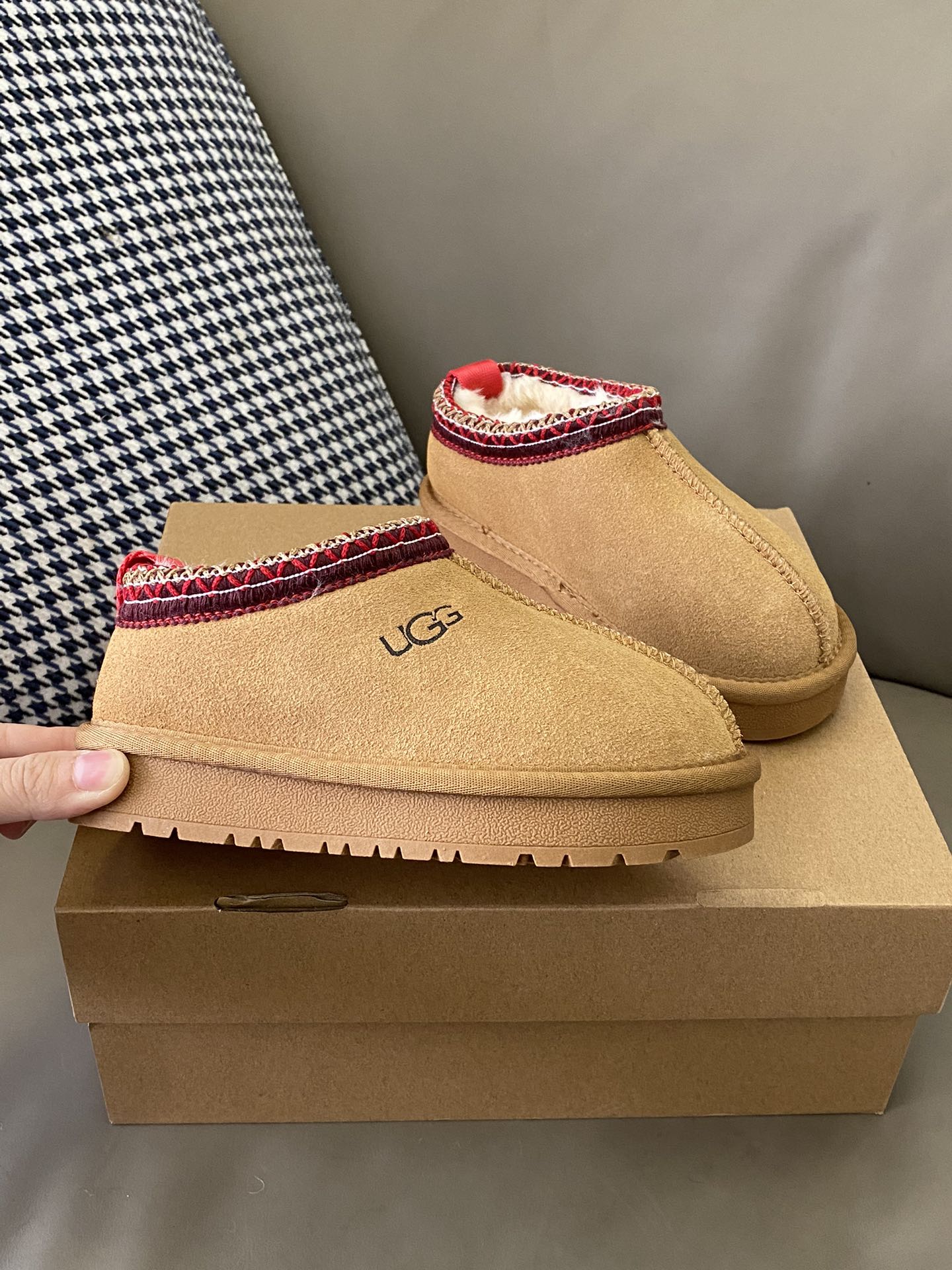 原图直出🌟 UGG民族风加绒雪地靴厚底增高，谁穿谁知道，踩着好舒服奶呼呼的很好穿😍经典耐看一脚蹬方便宝贝穿脱✅超厚实的内里毛绒绒的很保暖🔥简直一整个爱住💞-选品中心