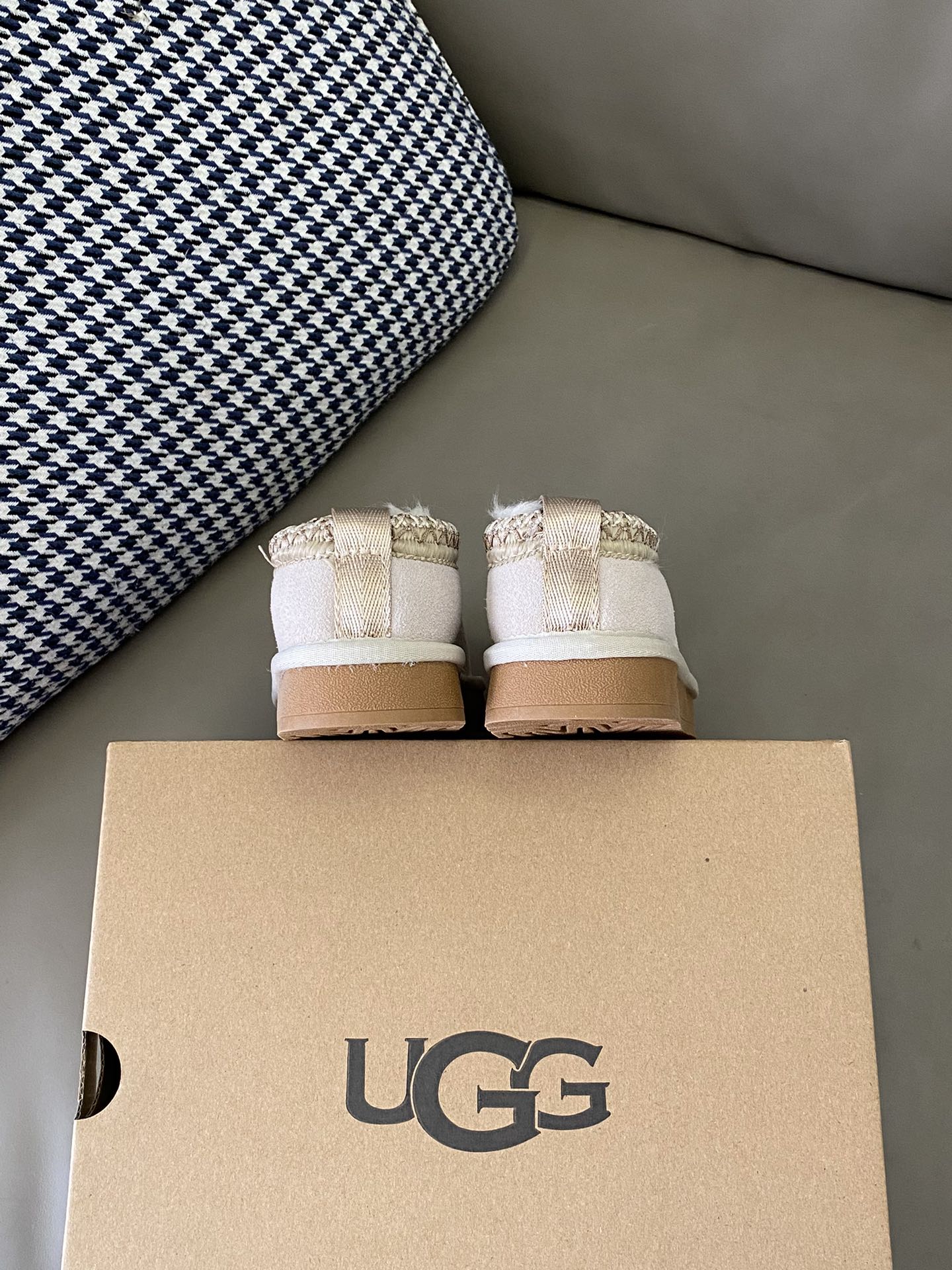 图片[7]-原图直出🌟 UGG民族风加绒雪地靴厚底增高，谁穿谁知道，踩着好舒服奶呼呼的很好穿😍经典耐看一脚蹬方便宝贝穿脱✅超厚实的内里毛绒绒的很保暖🔥简直一整个爱住💞-选品中心