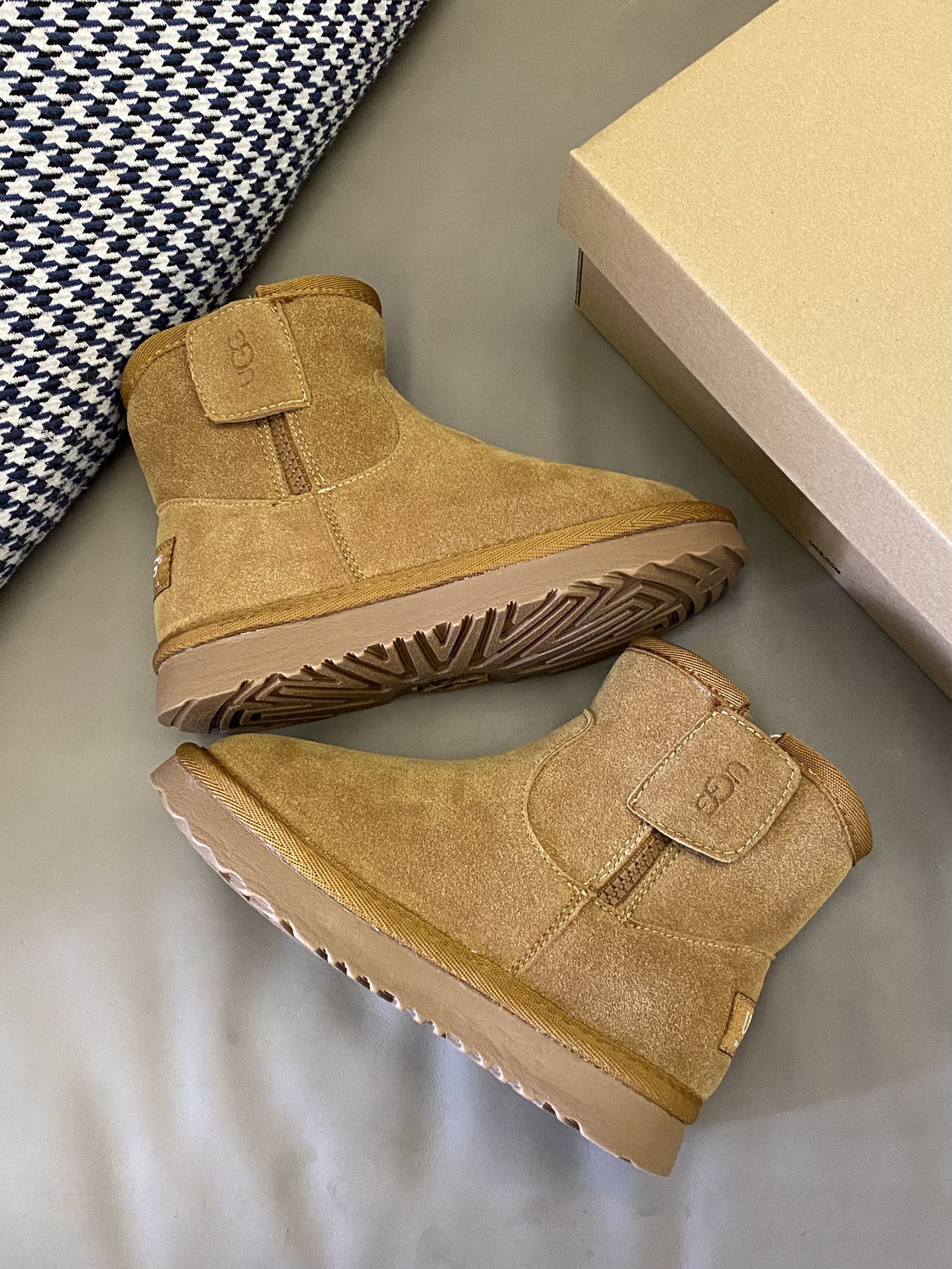 图片[8]-原图直出🌟 UGG 加绒儿童雪地靴经典款来咯😻鞋头圆圆的百搭舒适却不失设计新颖🌟侧面拉链+魔术贴设计方便宝贝穿脱✅内里毛绒绒的看起来就保暖🔥鞋底防滑耐磨抓地力好-选品中心